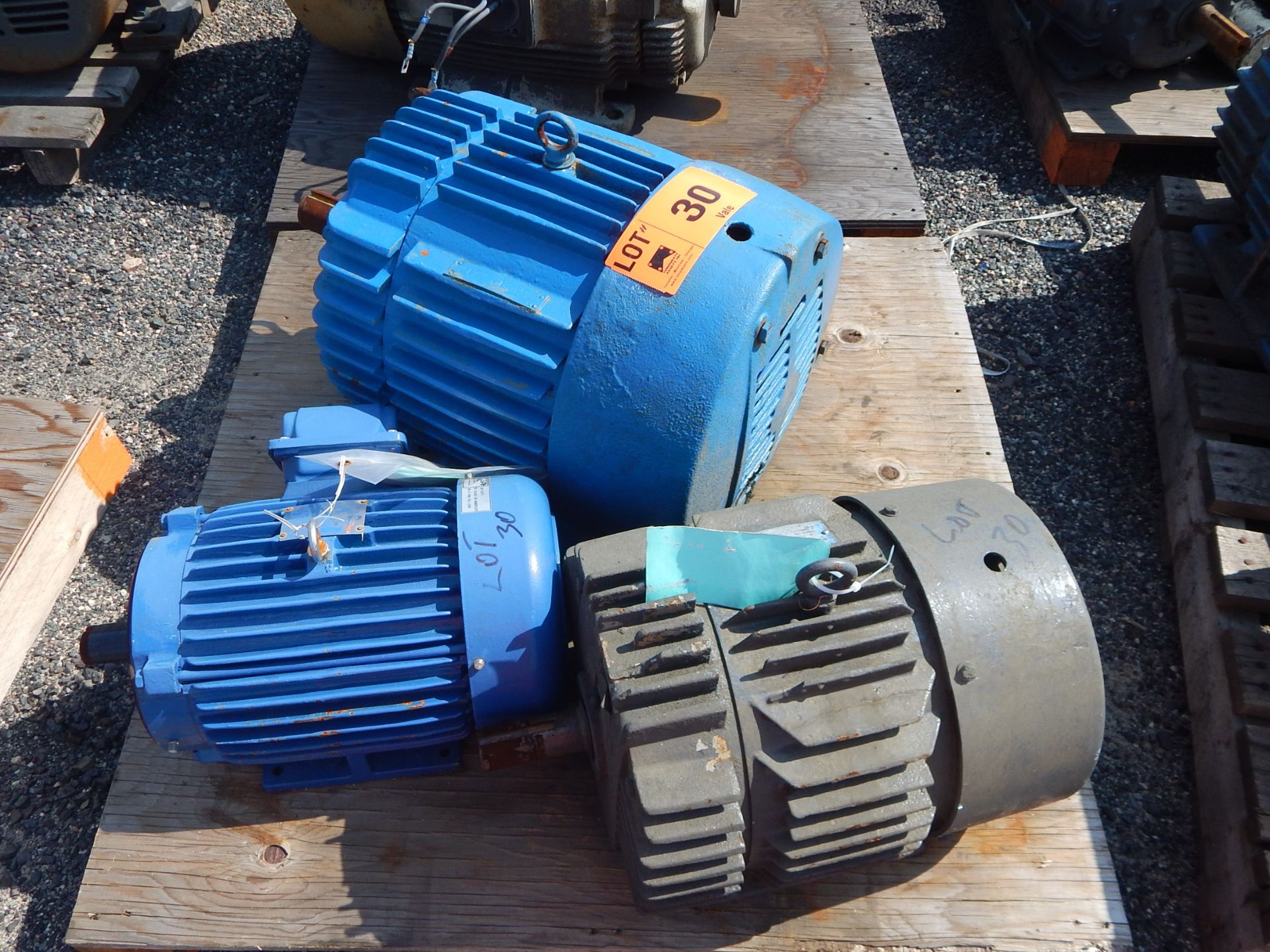 LOT/ (1) 25HP/575V/1175RPM/3PH ELECTRIC MOTOR, (2) ELECTRIC MOTORS