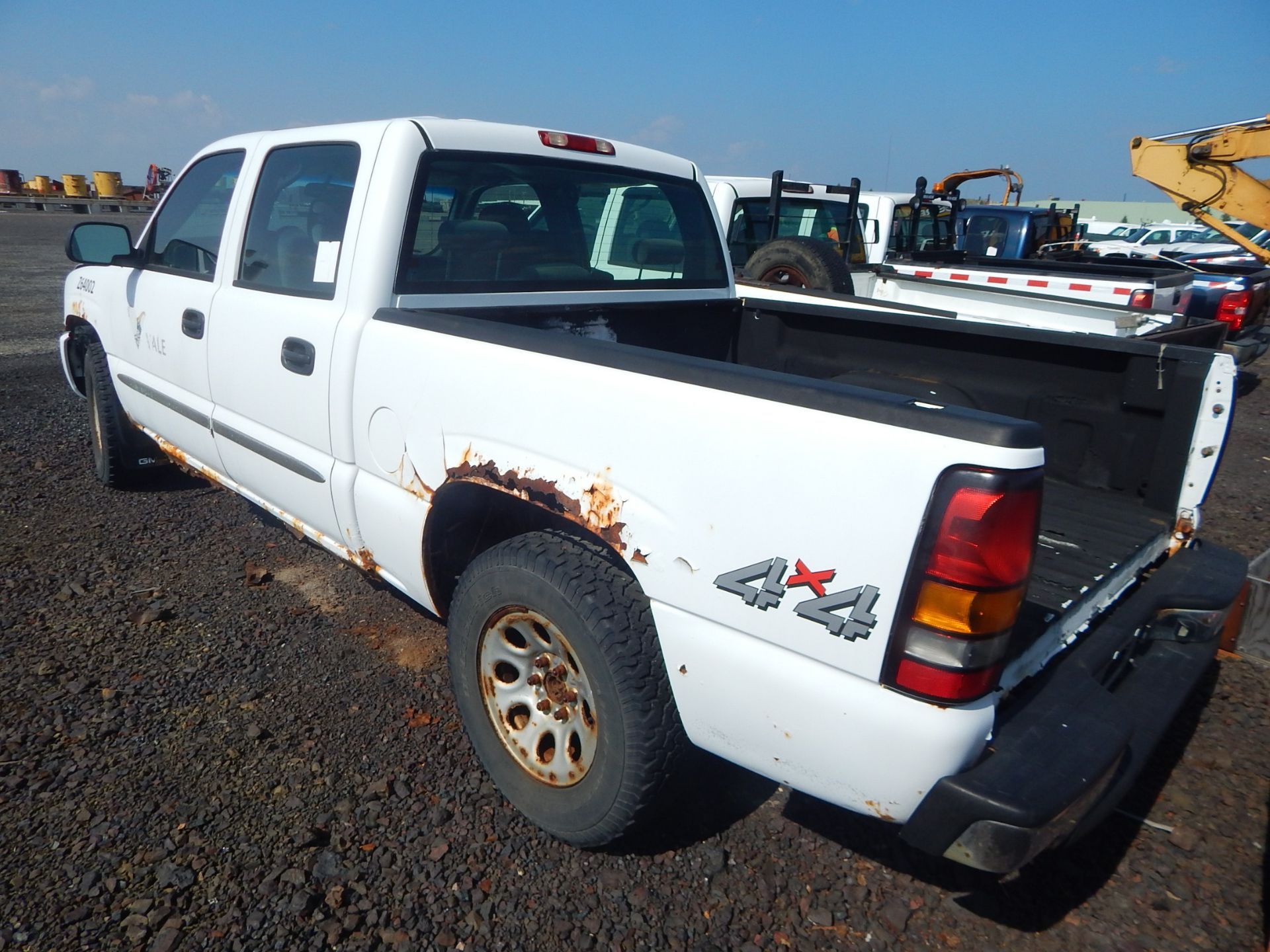 GMC SIERRA 1500 (2005) PICKUP TRUCK WITH V8 ENGINE, AUTOMATIC TRANSMISSION, 4X4, EXTENDED CAB VIN: - Image 2 of 7