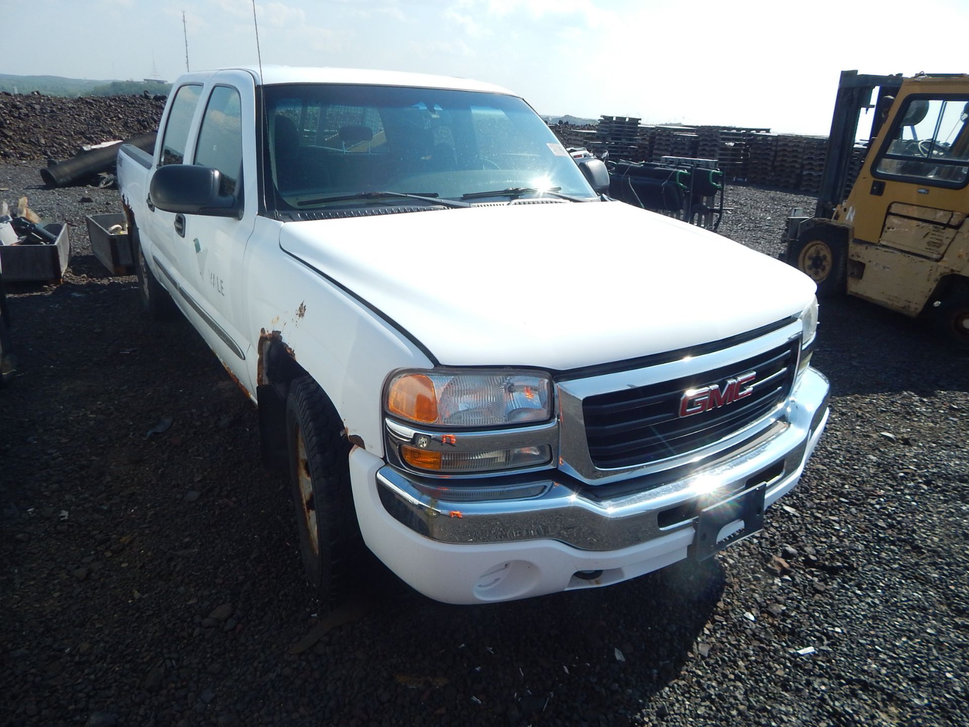 GMC SIERRA 1500 (2005) PICKUP TRUCK WITH V8 ENGINE, AUTOMATIC TRANSMISSION, 4X4, EXTENDED CAB VIN: - Image 4 of 7