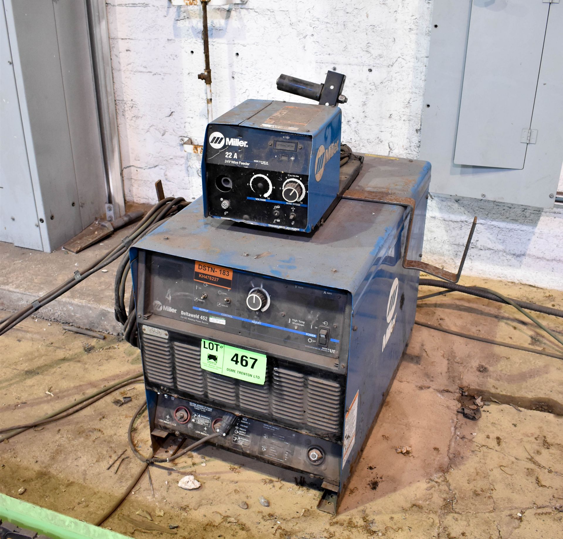 MILLER DELTAWELD 452 DIGITAL MIG WELDER WITH WIRE FEEDER (CI) [RIGGING FEE FOR LOT# 467 - $40 USD +