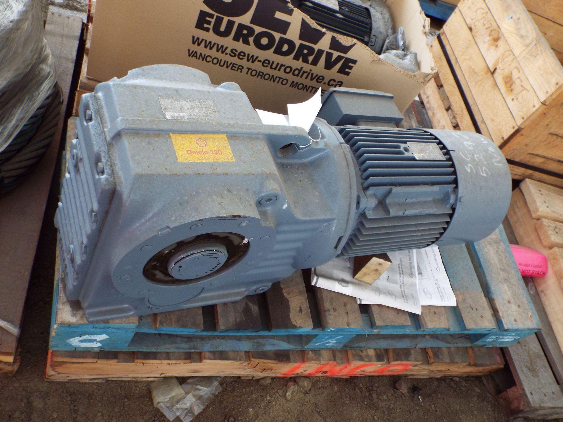 LOT/ CONTENTS OF SKID - (1) SEW EURODRIVE GEARBOX WITH 10 HP, 330/575V, 1740 RPM, 3-PHASE ELECTRIC - Image 2 of 7