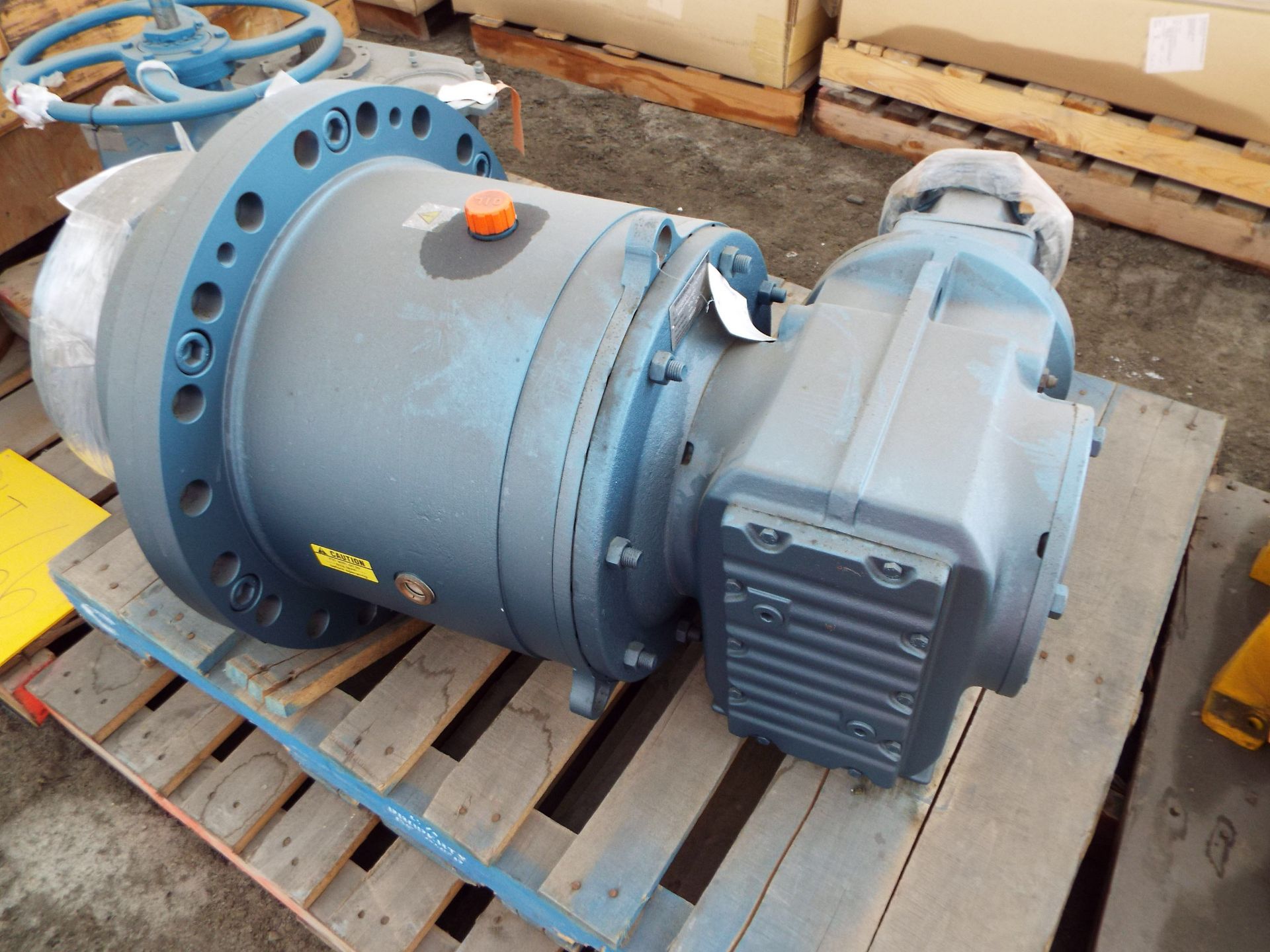 LOT/ CONTENTS OF SKID - SEW EURODRIVE 878:1 RATIO GEARBOX (PLT 108) - Image 2 of 3