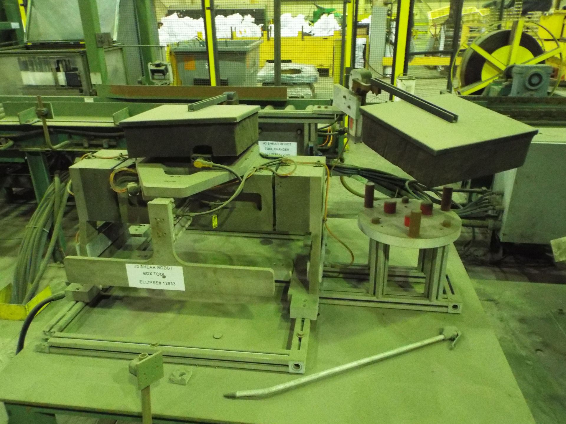 LOT/ FANUC M-900iA 6 AXIS PICK AND PLACE ROBOT WITH DRUM PICKING HEAD, ROBOT TOOL CHANGE STATION, - Image 4 of 8