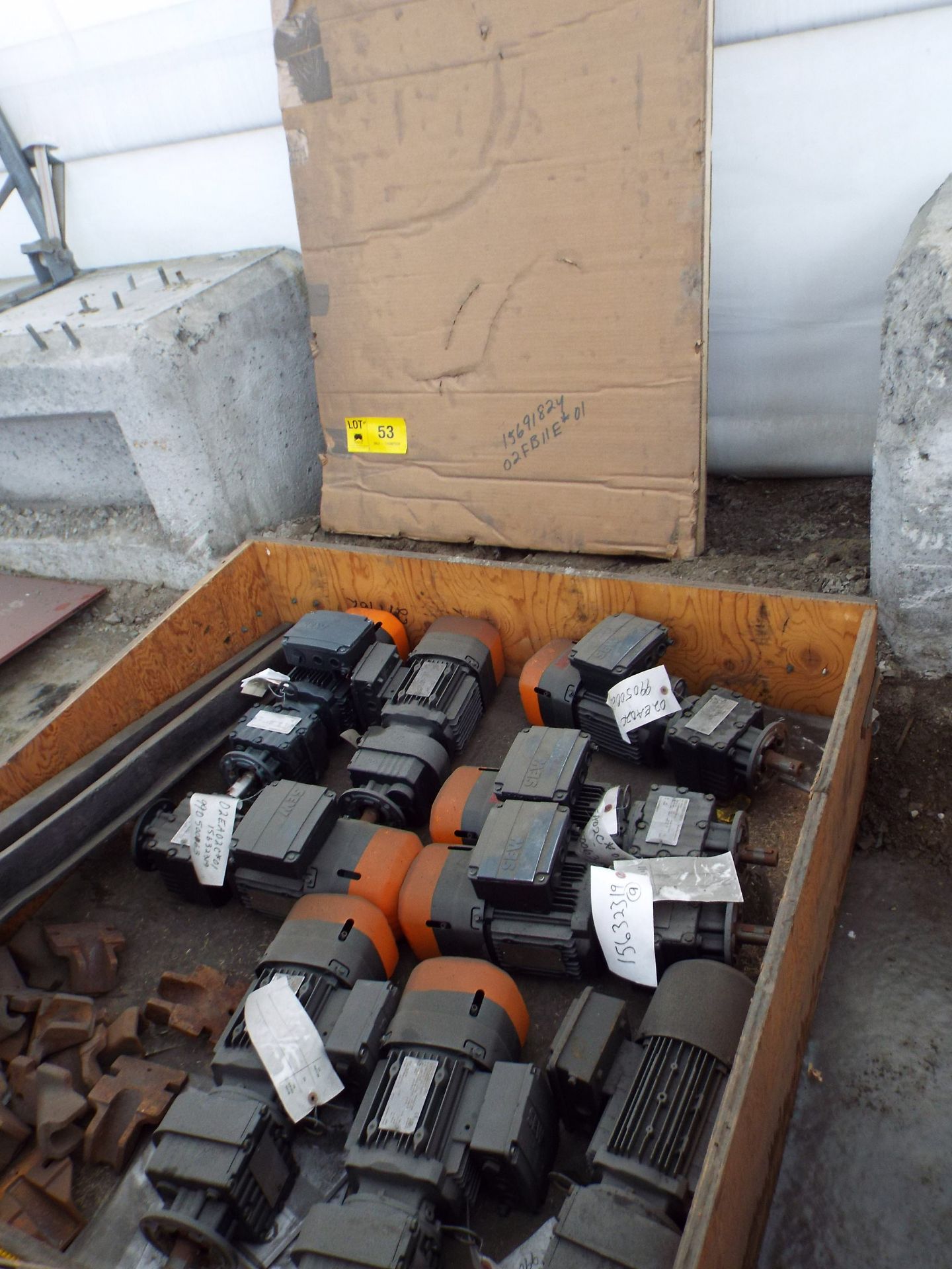 LOT/ CONTENTS OF SKID - (9) SEW EURODRIVE 22.32:1 GEARBOXES WITH 0.20/0.82 HP, 575V, 830/37 / 3340/