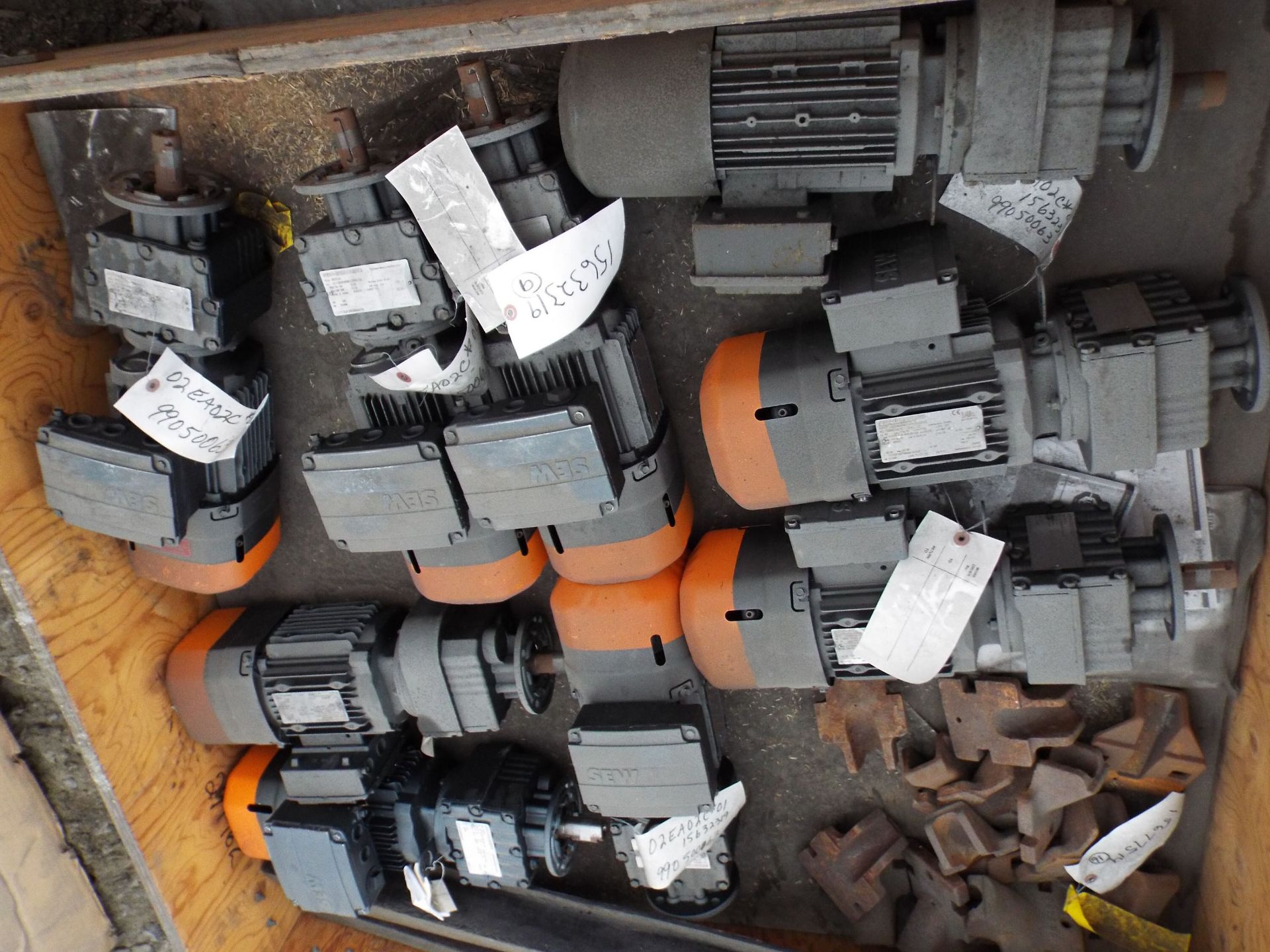 LOT/ CONTENTS OF SKID - (9) SEW EURODRIVE 22.32:1 GEARBOXES WITH 0.20/0.82 HP, 575V, 830/37 / 3340/ - Image 2 of 4