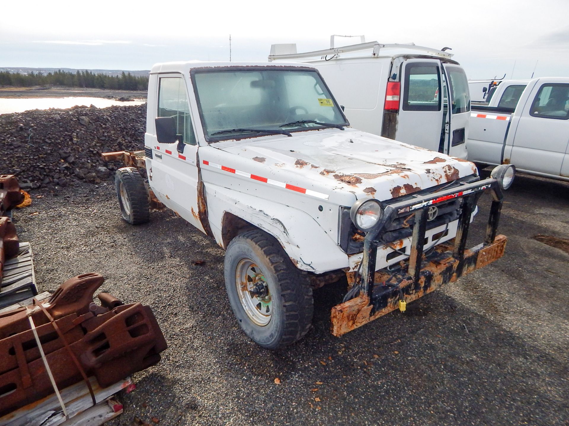 TOYOTA LANDCRUISER MINING TRUCKS WITH INLINE 6 DIESEL ENGINES, 3 SPEED MANUAL TRANSMISSION,4X4, - Image 2 of 4