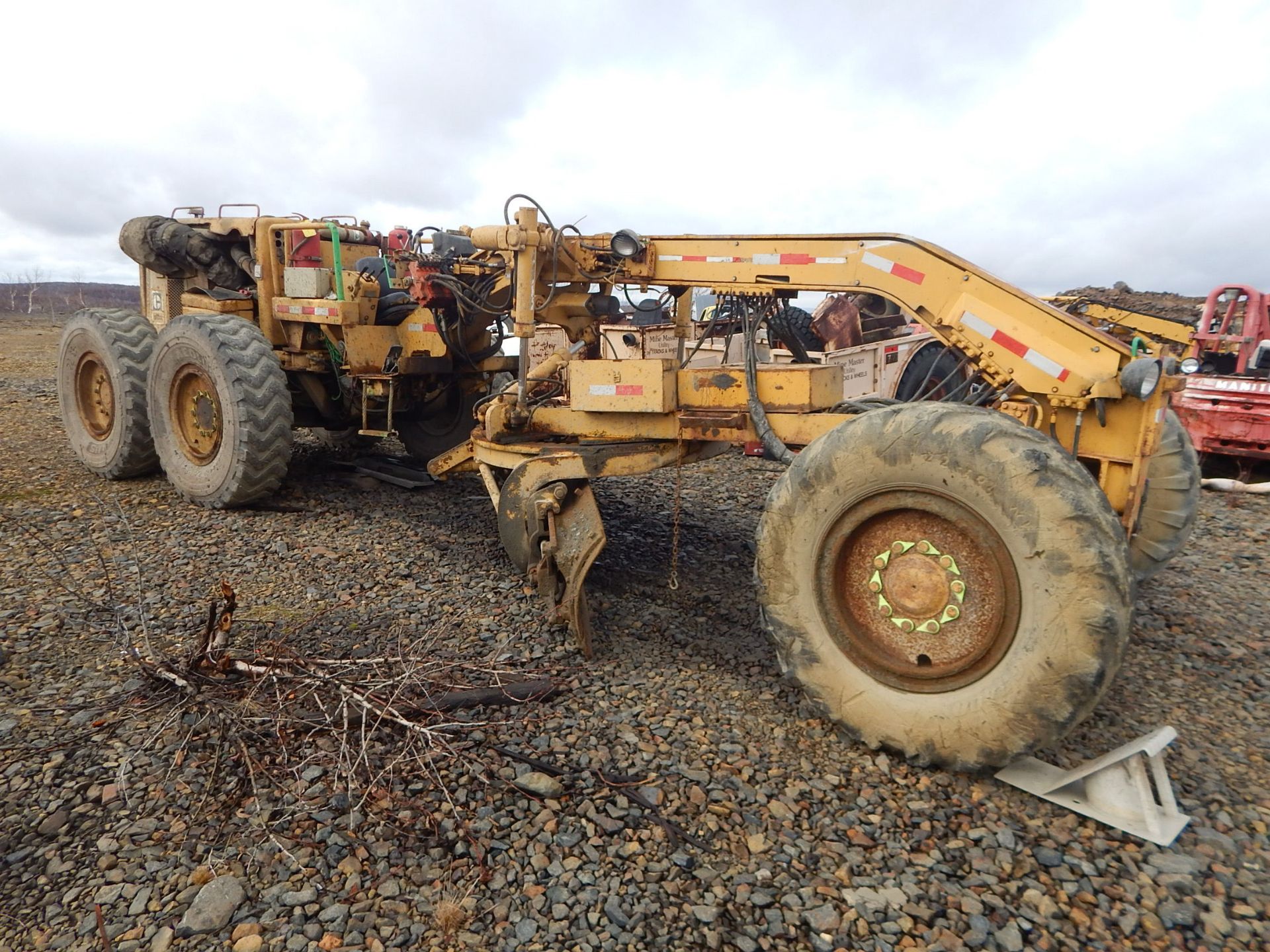 CATERPILLAR 120G ROAD GRADER WITH 12' BLADE S/N: 82V837 (LOCATED AT NORTH MINE) - Image 4 of 4