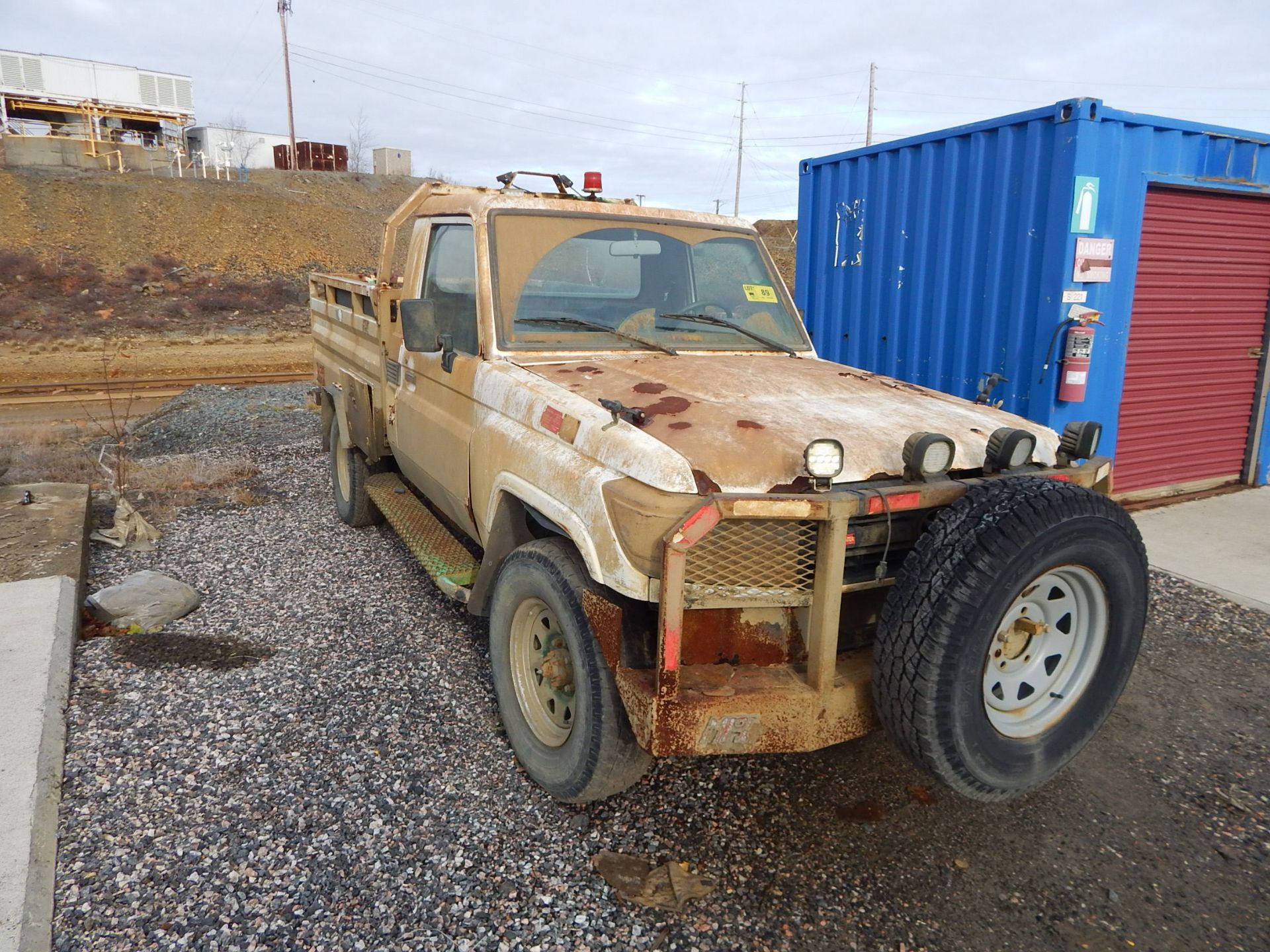 TOYOTA LANDCRUISER MINING TRUCKS WITH INLINE 6 DIESEL ENGINES, 3 SPEED MANUAL TRANSMISSION,4X4, - Image 2 of 7