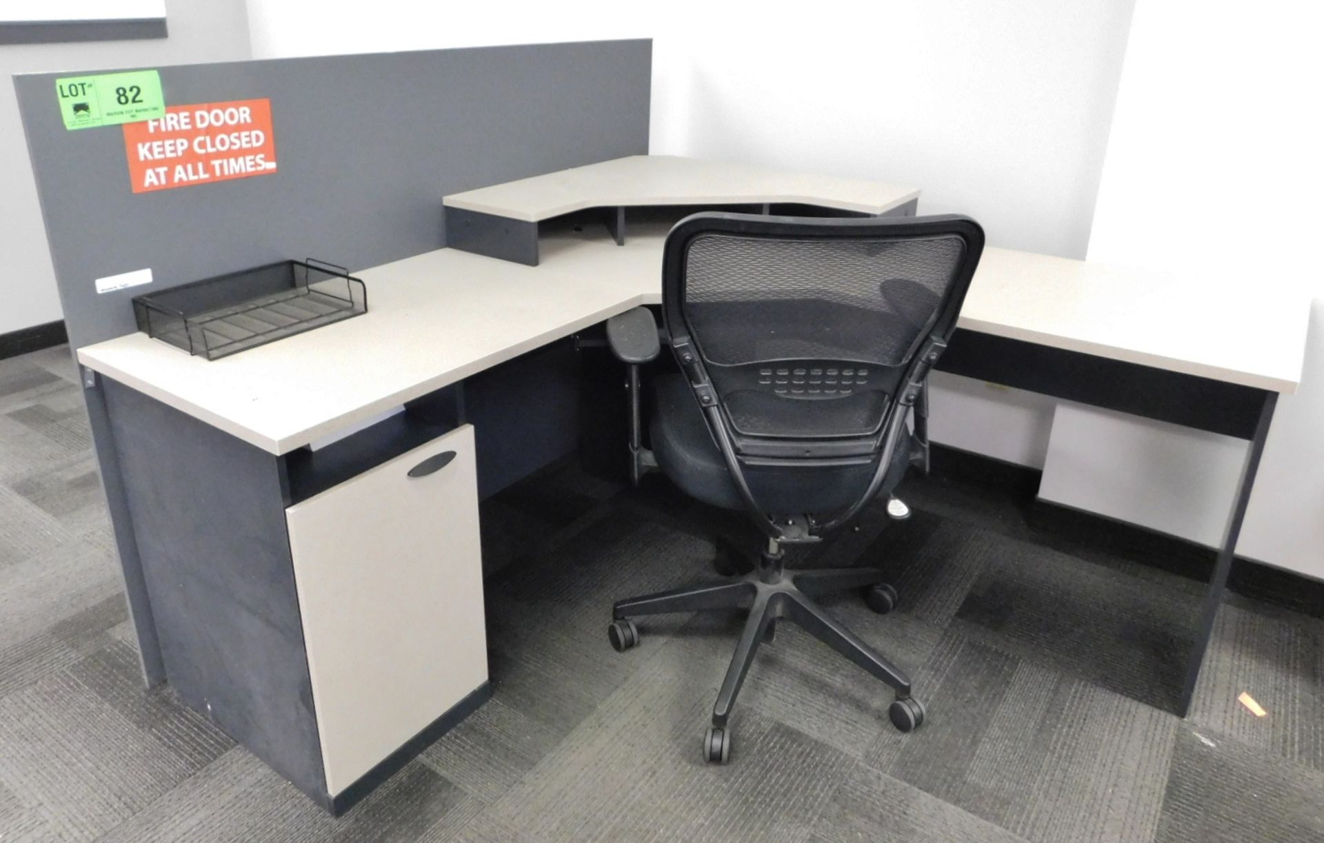 LOT/ WORKSTATION WITH CHAIR