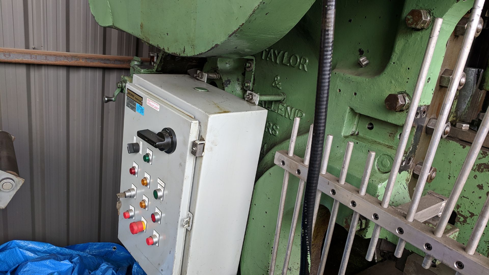 TAYLOR & CHALLEN LP 1277 60 TON CAPACITY PUNCH PRESS WITH 30"X25" BED, 13"X9" RAM, 12.5" SHUT - Image 4 of 6