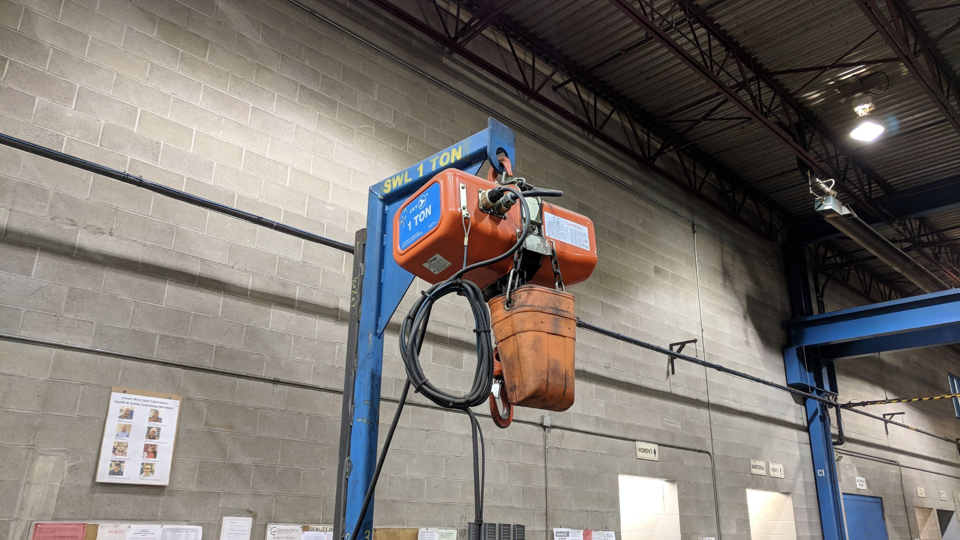 ENGINEERED DESIGN 2,200 LBS CAPACITY PORTABLE LIFTING GANTRY WITH JET FA1-1S 2,200 LBS CAPACITY - Image 3 of 4