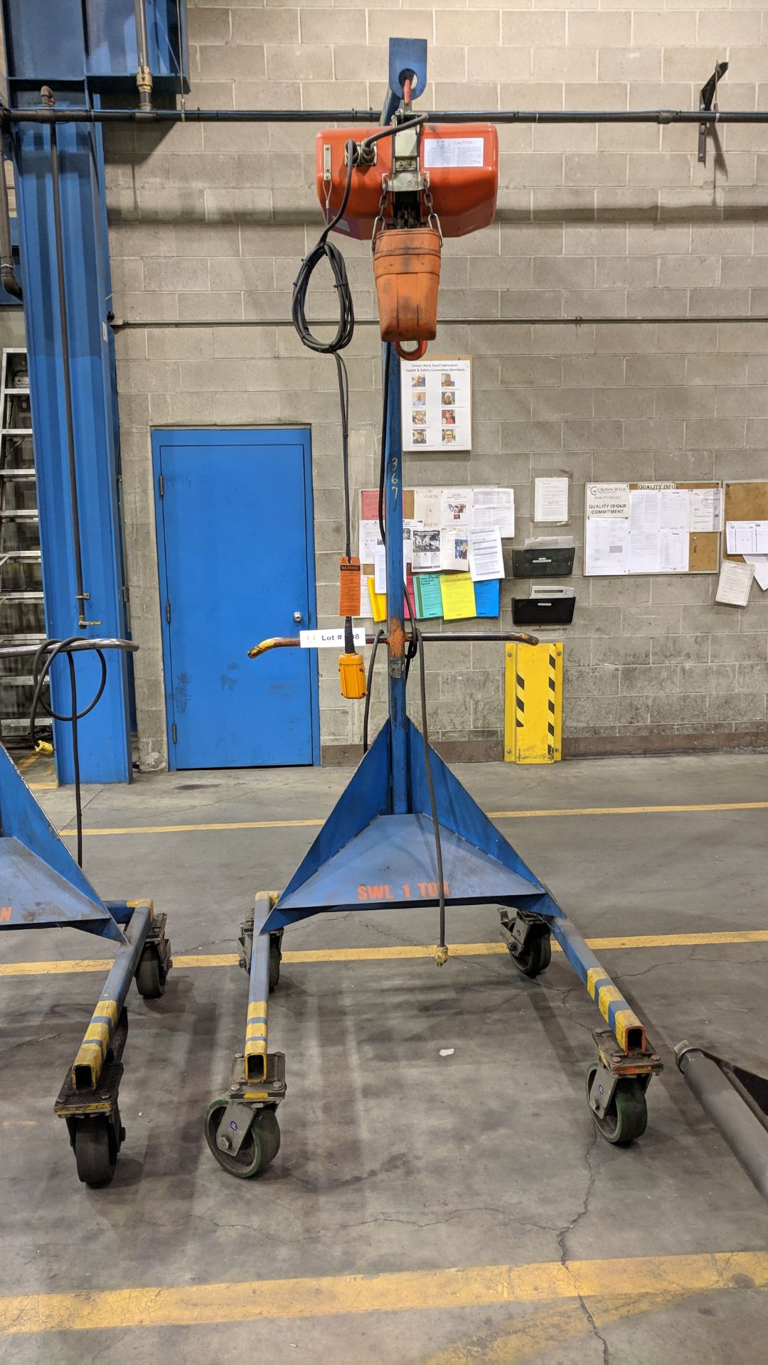 ENGINEERED DESIGN 2,200 LBS CAPACITY PORTABLE LIFTING GANTRY WITH JET FA1-1S 2,200 LBS CAPACITY