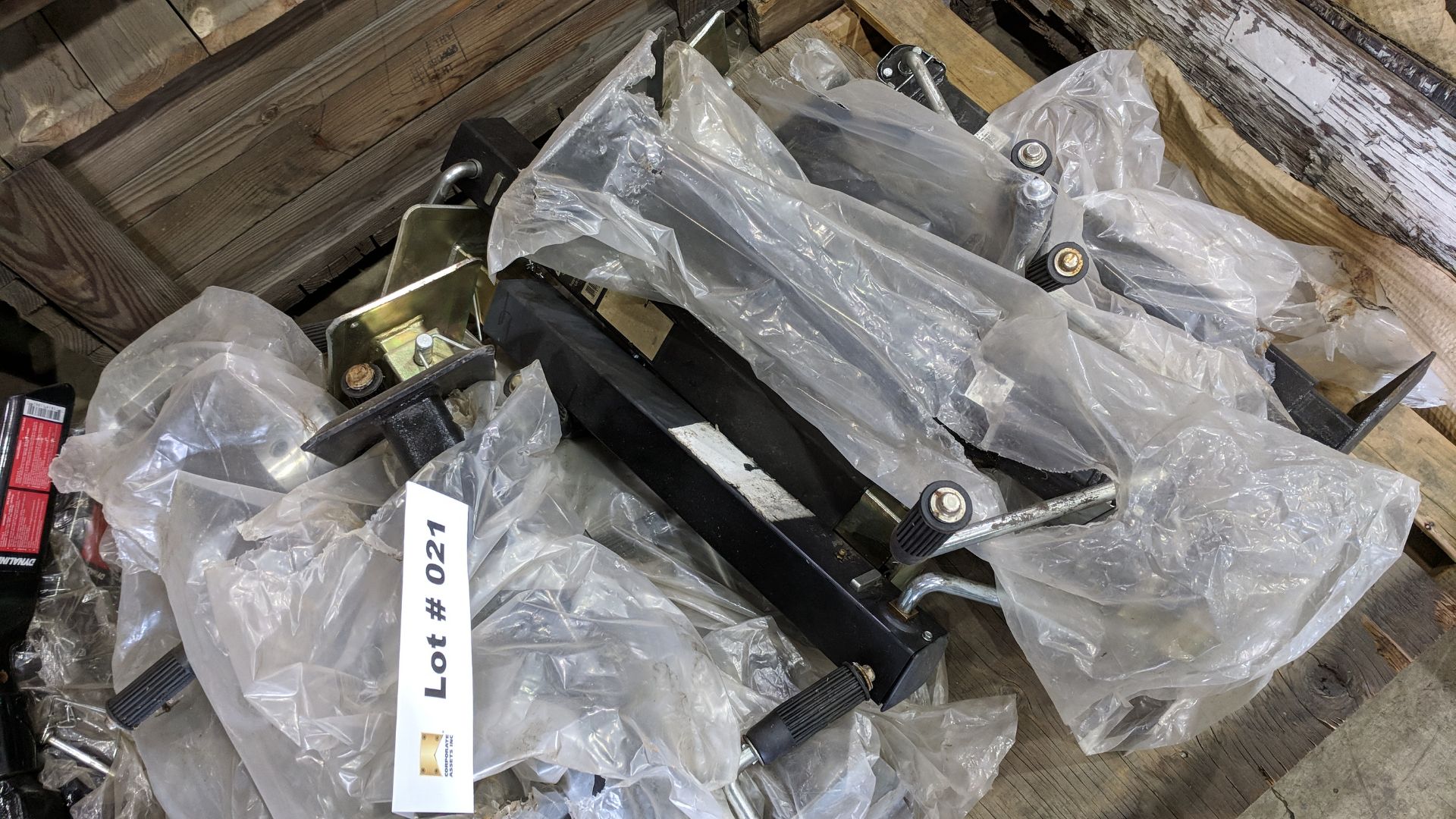 LOT/ SAW BLADES, MANUAL JACKS AND TRAILER HITCHES - Image 4 of 4