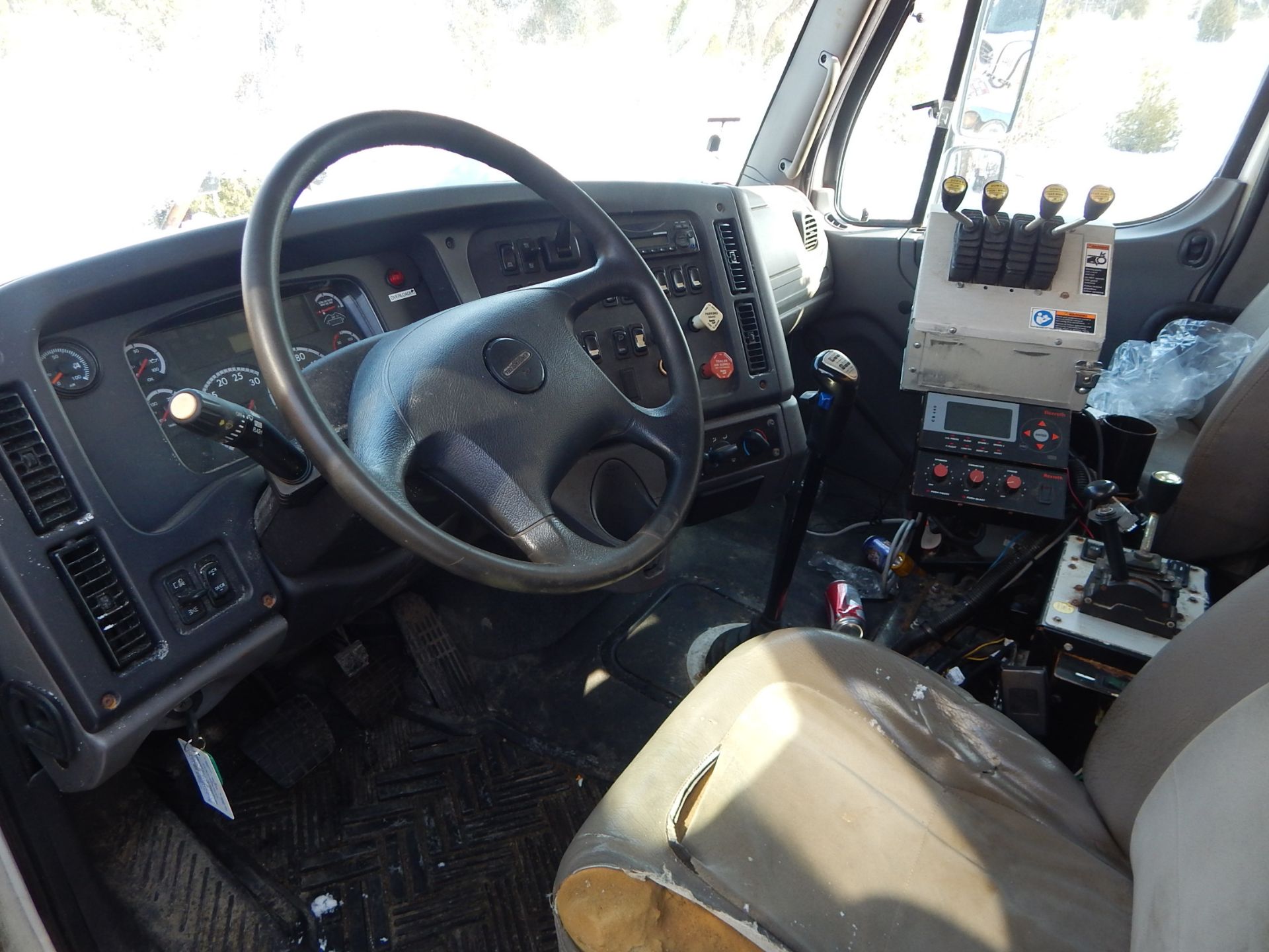 FREIGHTLINER (2012) M2 112V TRI AXLE PLOW TRUCK WITH 12.8L DETROIT DIESEL DD13 TURBO DIESEL - Image 5 of 6