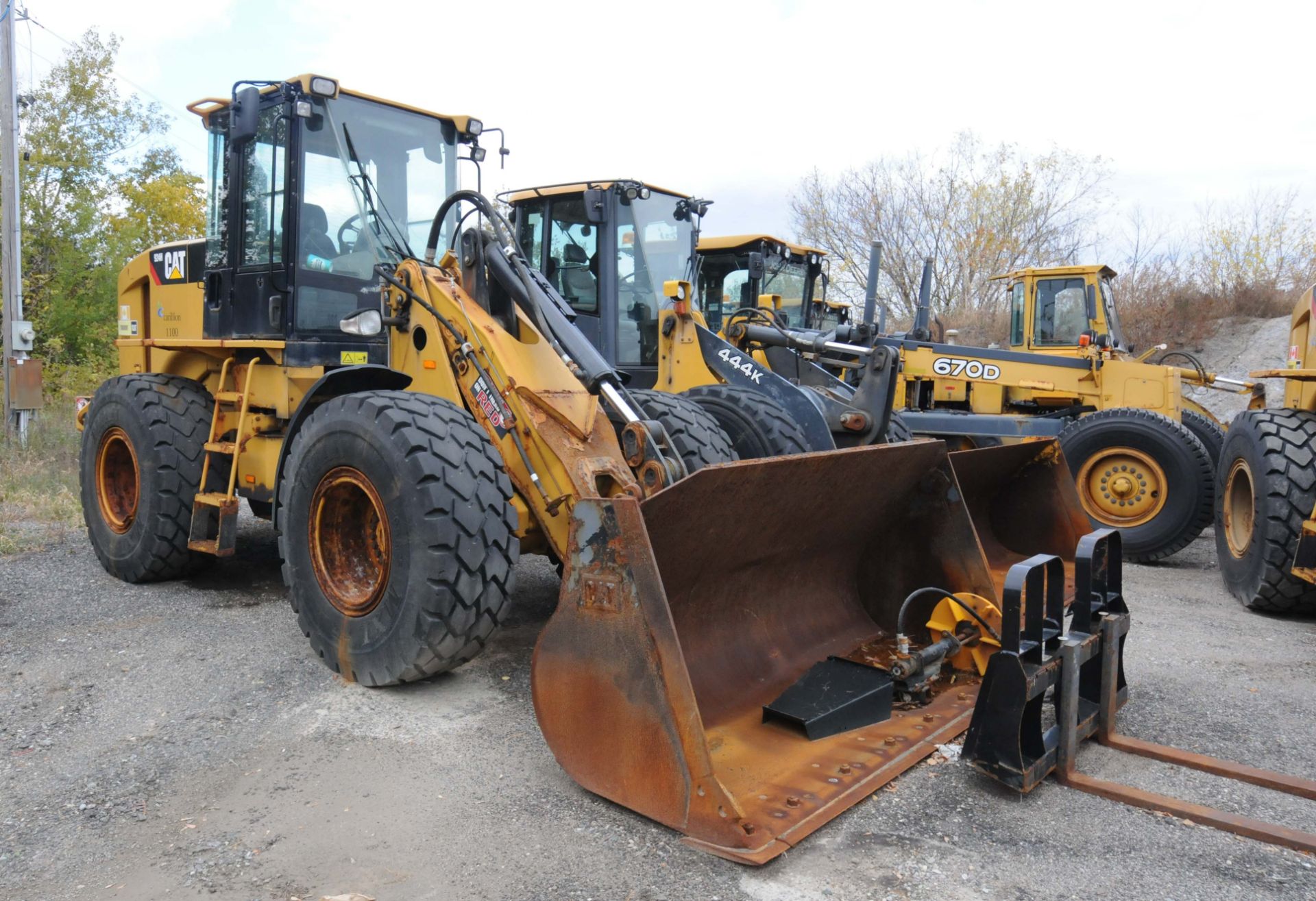 CATERPILLAR (2011) 924H ARTICULATING FRONT END WHEEL LOADER WITH CAT FORK ATTACHMENT, APPROX. 7, - Image 2 of 18
