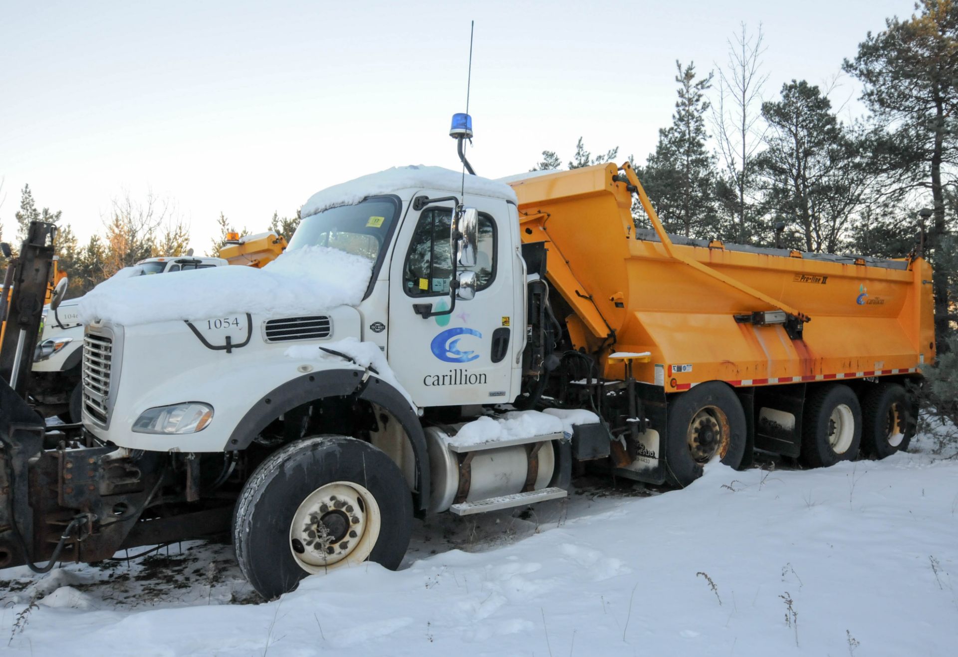 FREIGHTLINER (2012) M2 112V TRI AXLE PLOW TRUCK WITH 12.8L DETROIT DIESEL DD13 TURBO DIESEL - Image 2 of 10