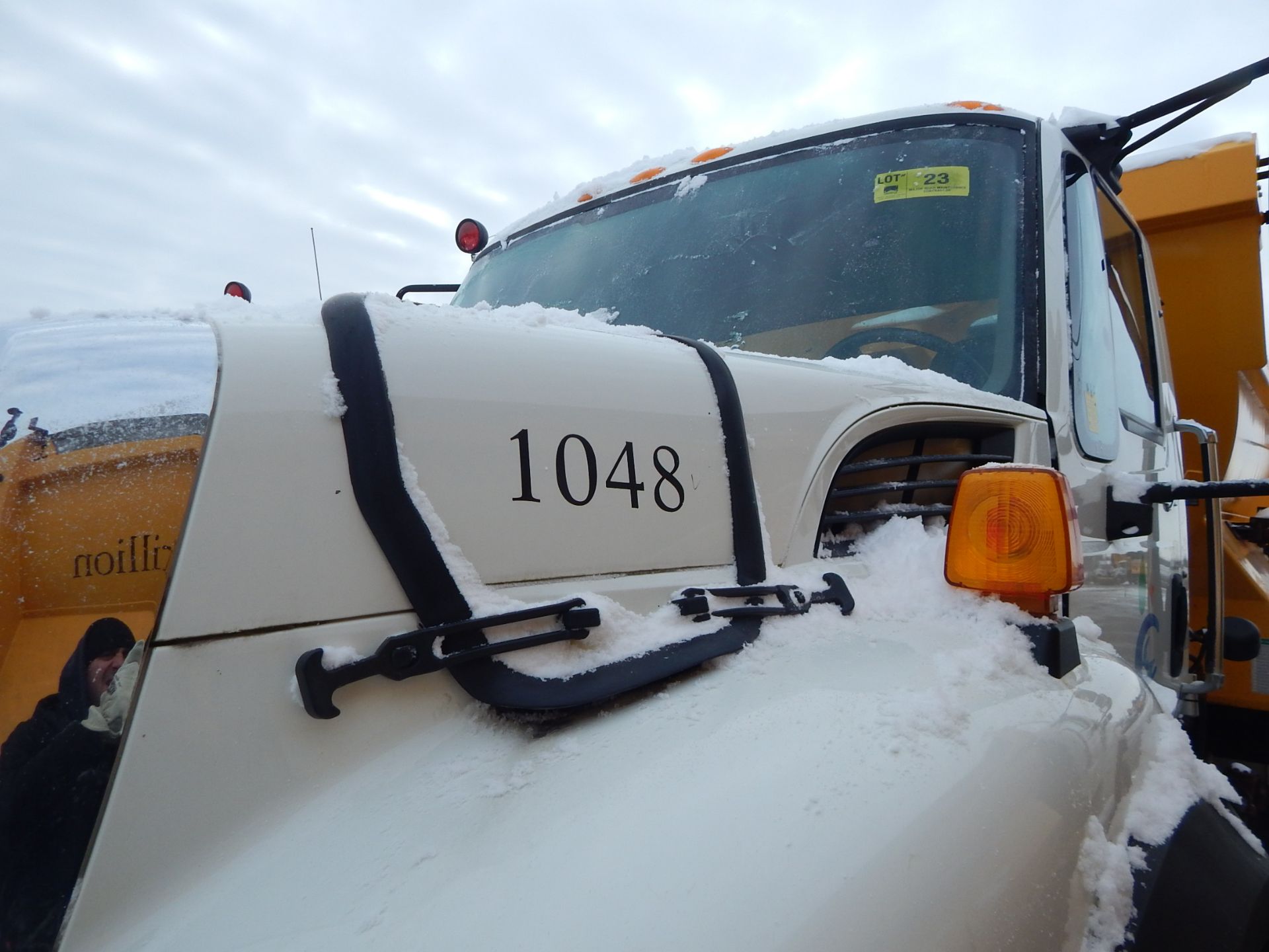 INTERNATIONAL (2012) WORKSTAR 7600 6X4 TANDEM AXLE PLOW TRUCK WITH 9.4L MAXXFORCE 9 TURBO DIESEL - Image 2 of 5