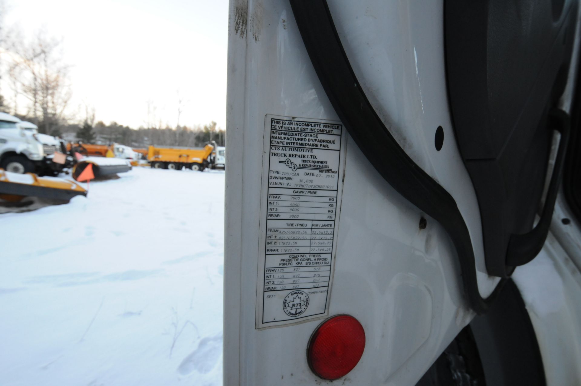 FREIGHTLINER (2012) M2 112V TRI AXLE PLOW TRUCK WITH 12.8L DETROIT DIESEL DD13 TURBO DIESEL - Image 5 of 10