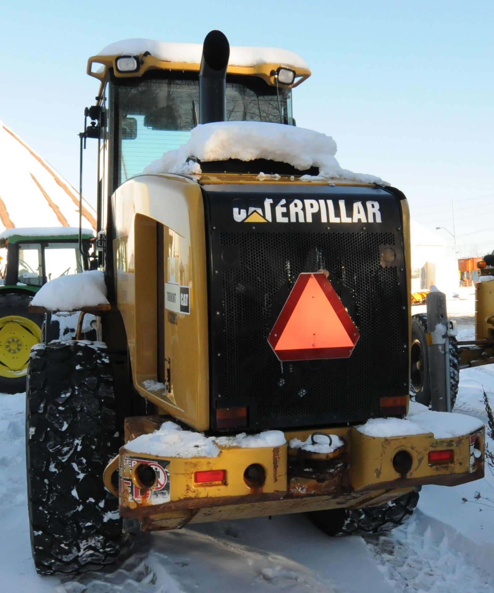 CATERPILLAR (2011) 924H ARTICULATING FRONT END WHEEL LOADER WITH CAT FORK ATTACHMENT, APPROX. 7, - Image 7 of 18