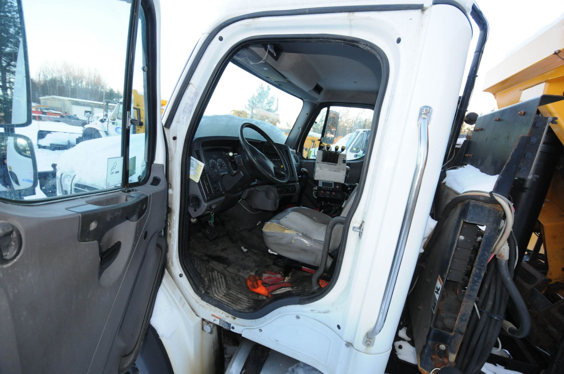 FREIGHTLINER (2012) M2 112V TRI AXLE PLOW TRUCK WITH 12.8L DETROIT DIESEL DD13 TURBO DIESEL - Image 9 of 10