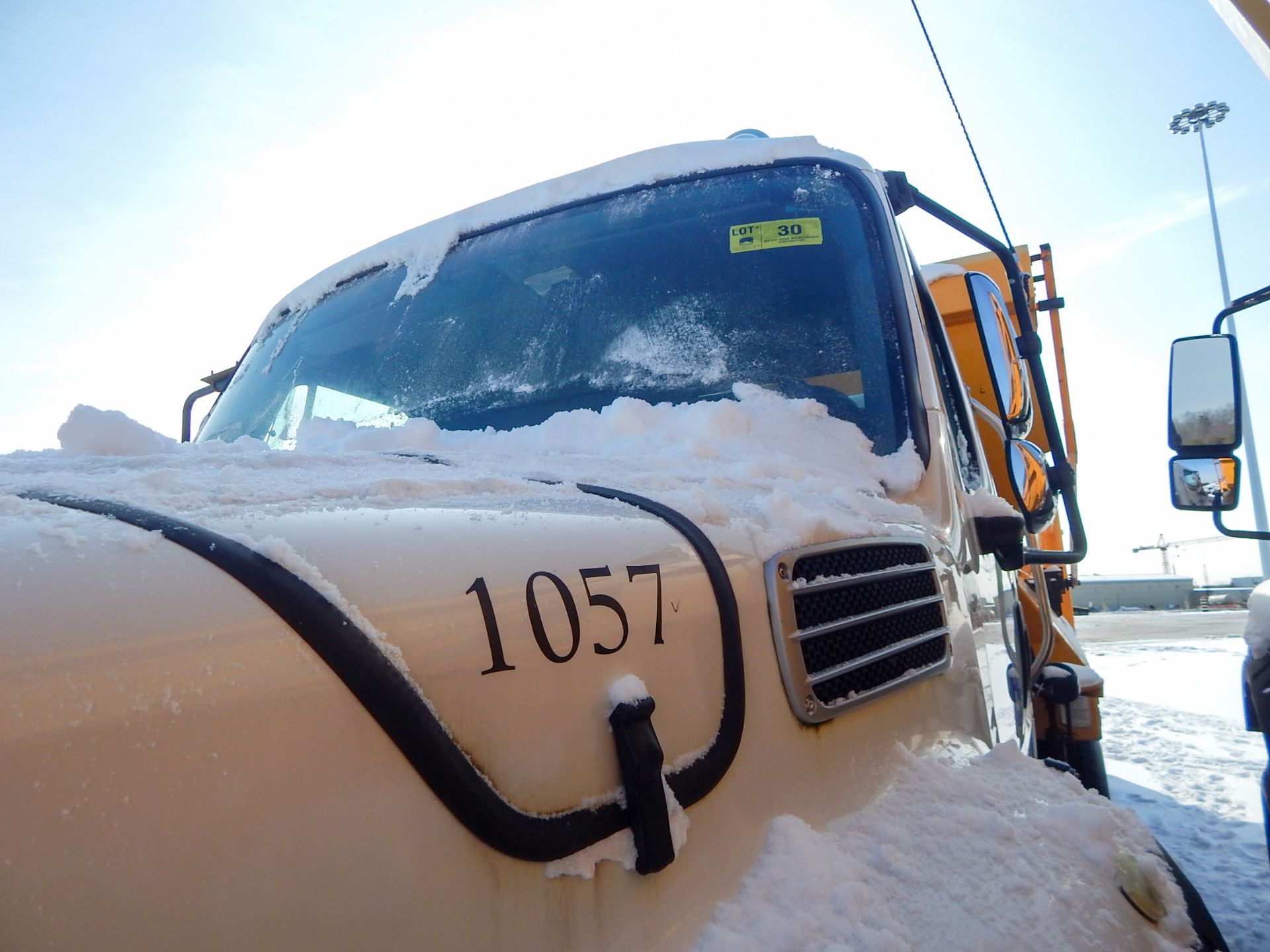 FREIGHTLINER (2012) M2 112V TRI AXLE PLOW TRUCK WITH 12.8L DETROIT DIESEL DD13 TURBO DIESEL - Image 2 of 6