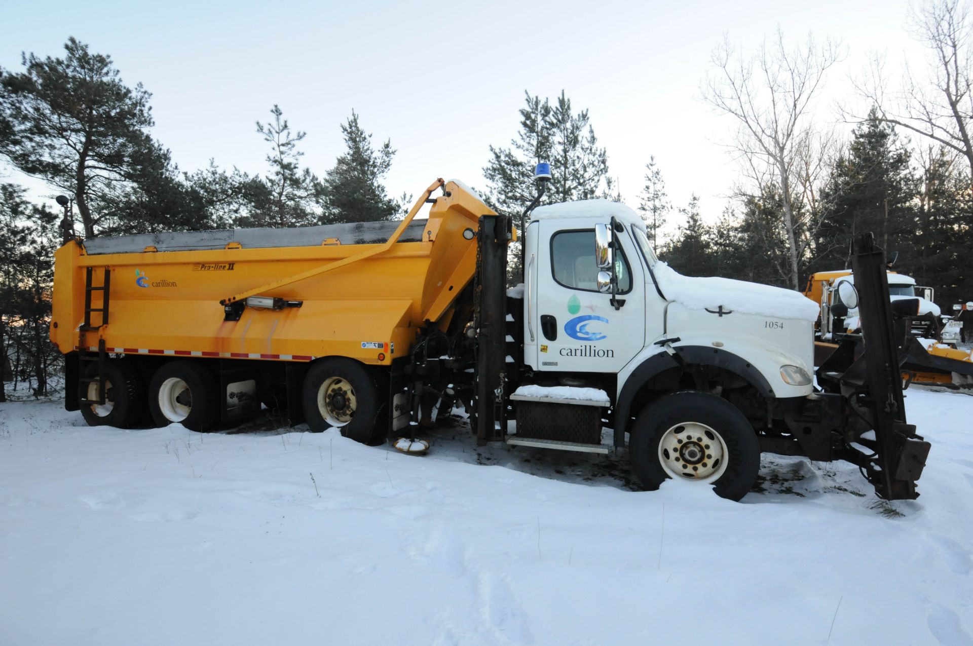 FREIGHTLINER (2012) M2 112V TRI AXLE PLOW TRUCK WITH 12.8L DETROIT DIESEL DD13 TURBO DIESEL - Image 4 of 10