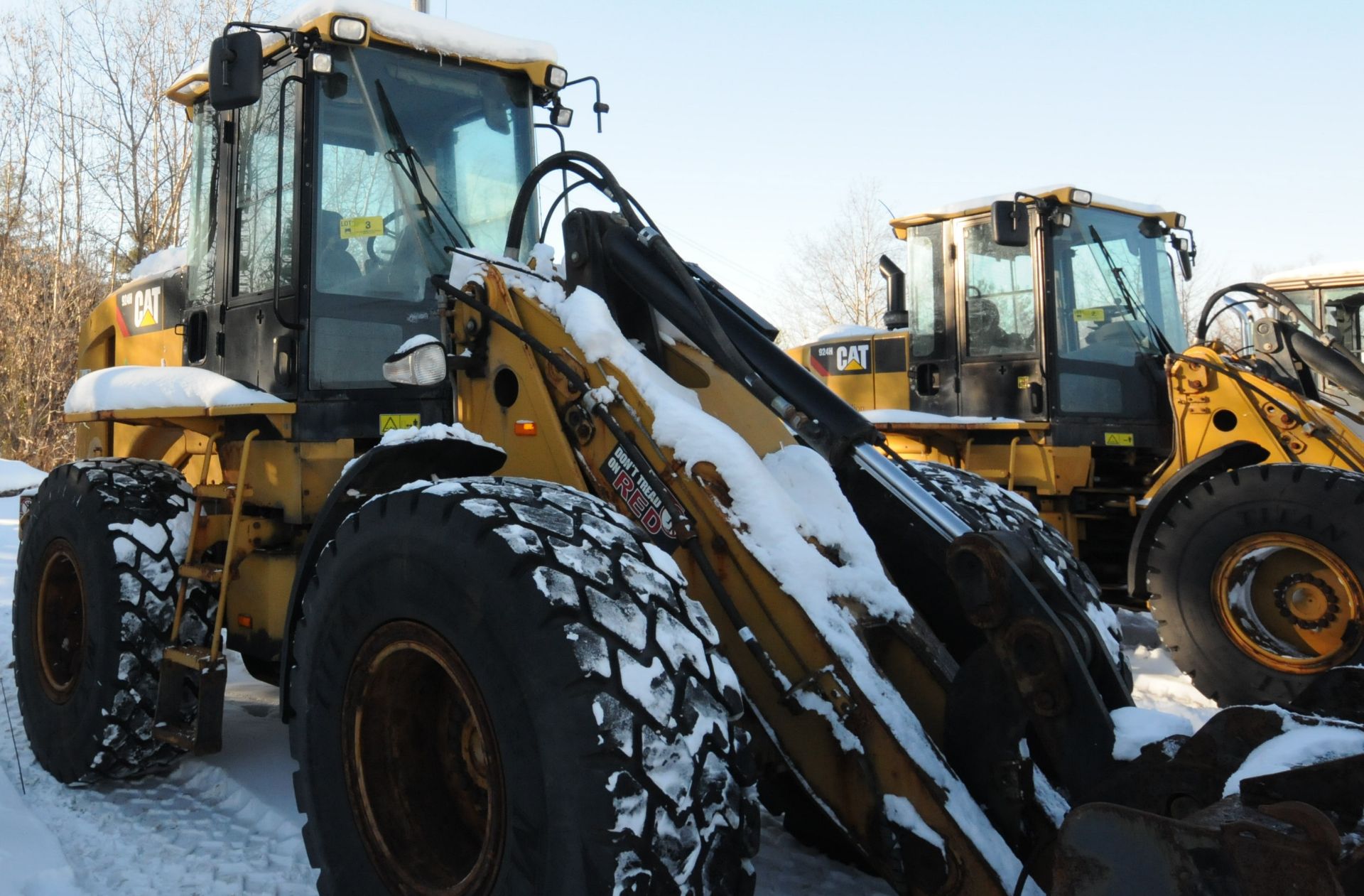 CATERPILLAR (2011) 924H ARTICULATING FRONT END WHEEL LOADER WITH CAT FORK ATTACHMENT, APPROX. 7, - Image 4 of 18