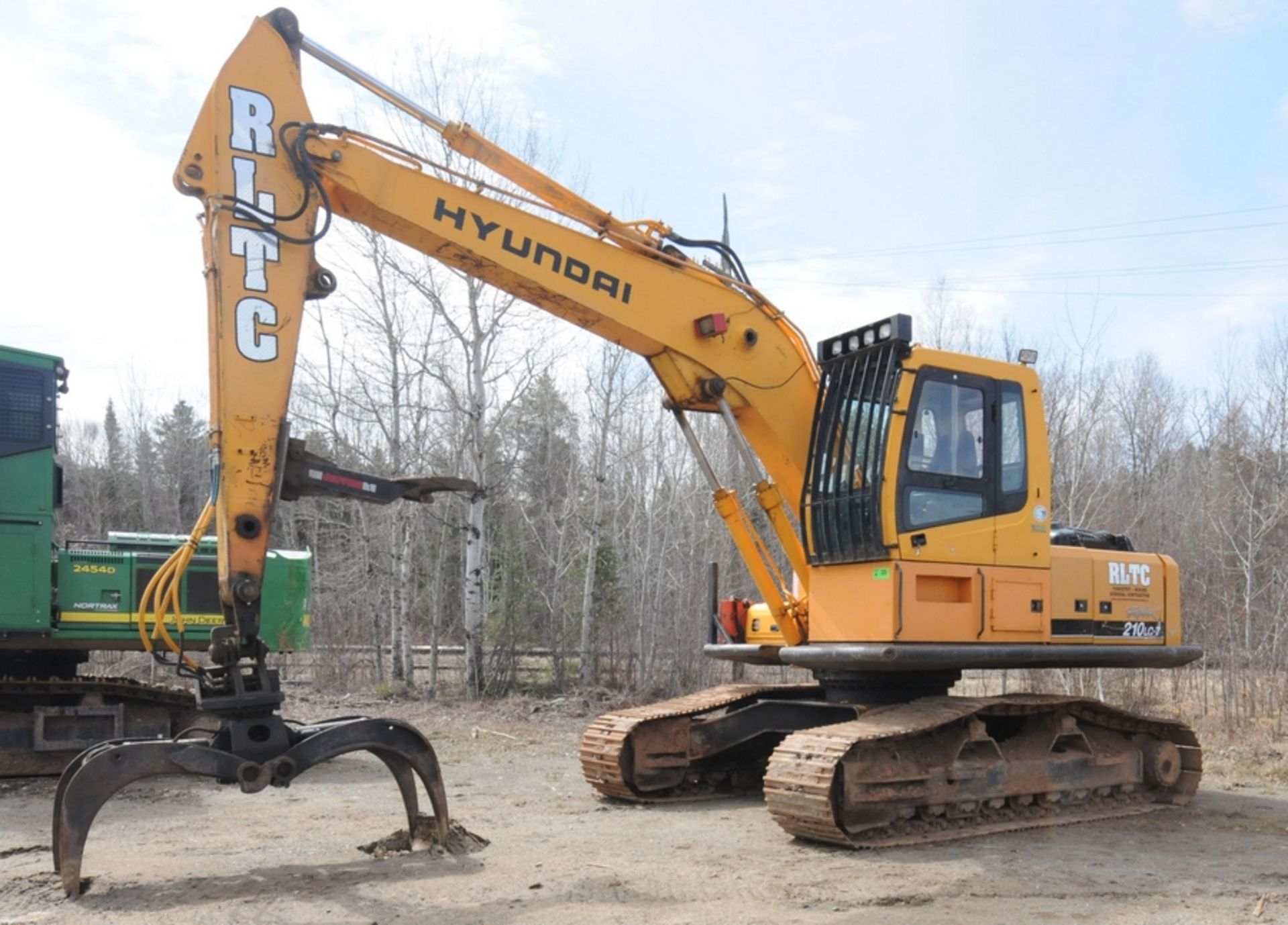 HYUNDAI (2004) 210LC-7 HYDRAULIC EXCAVATOR WITH CUMMINS B5.9-C TURBO DIESEL ENGINE WITH 155 HP,