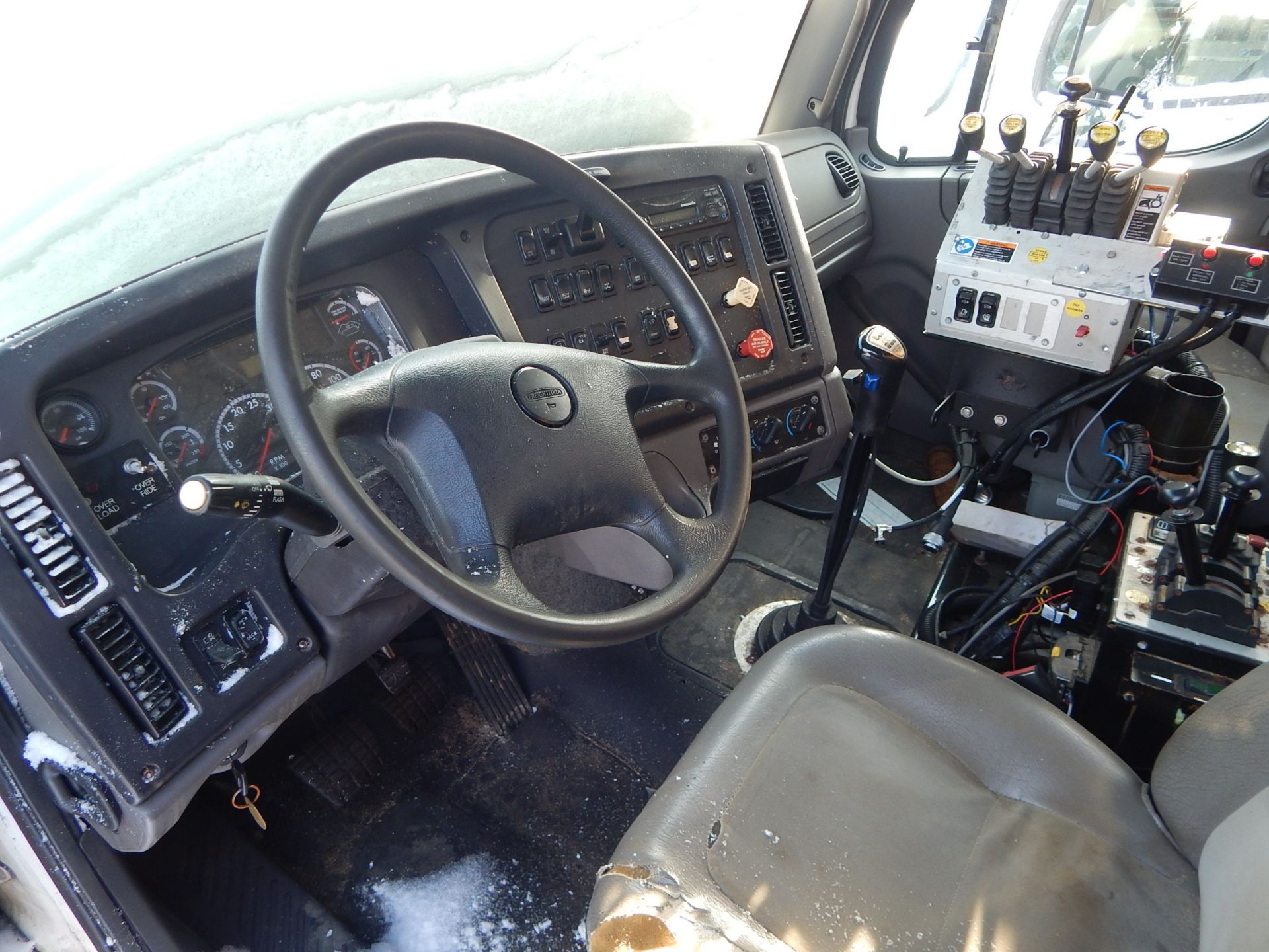 FREIGHTLINER (2012) M2 112V TRI AXLE PLOW TRUCK WITH 12.8L DETROIT DIESEL DD13 TURBO DIESEL - Image 3 of 5