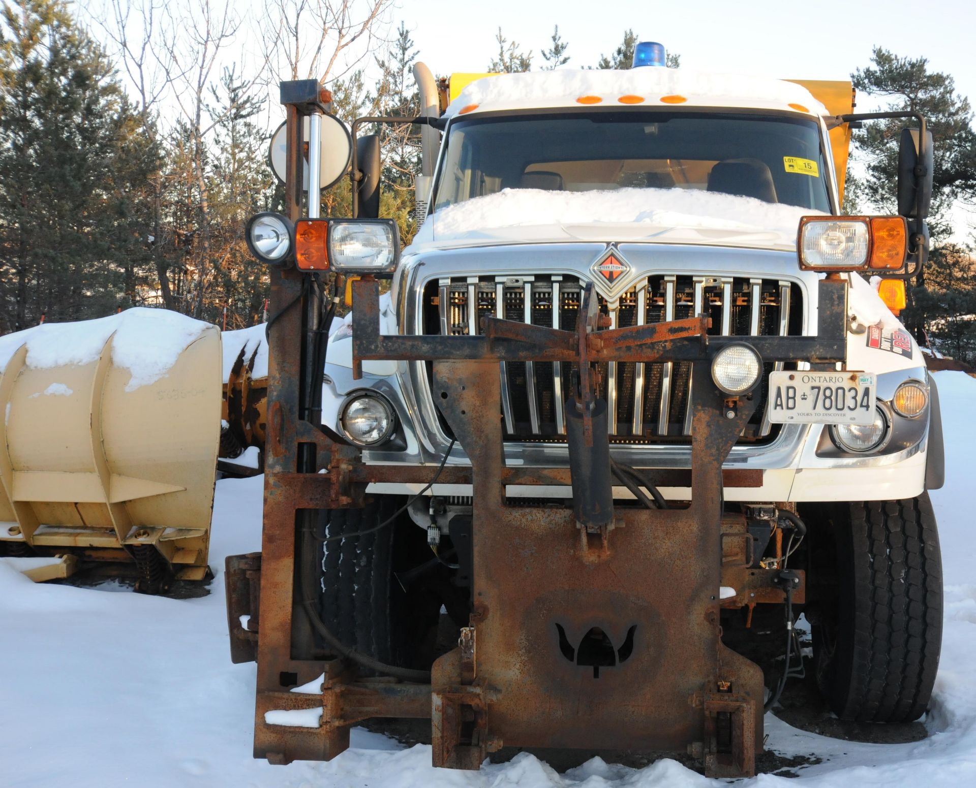 INTERNATIONAL (2012) WORKSTAR 7600 6X4 TANDEM AXLE PLOW TRUCK WITH 9.4L MAXXFORCE 9 TURBO DIESEL - Image 2 of 10