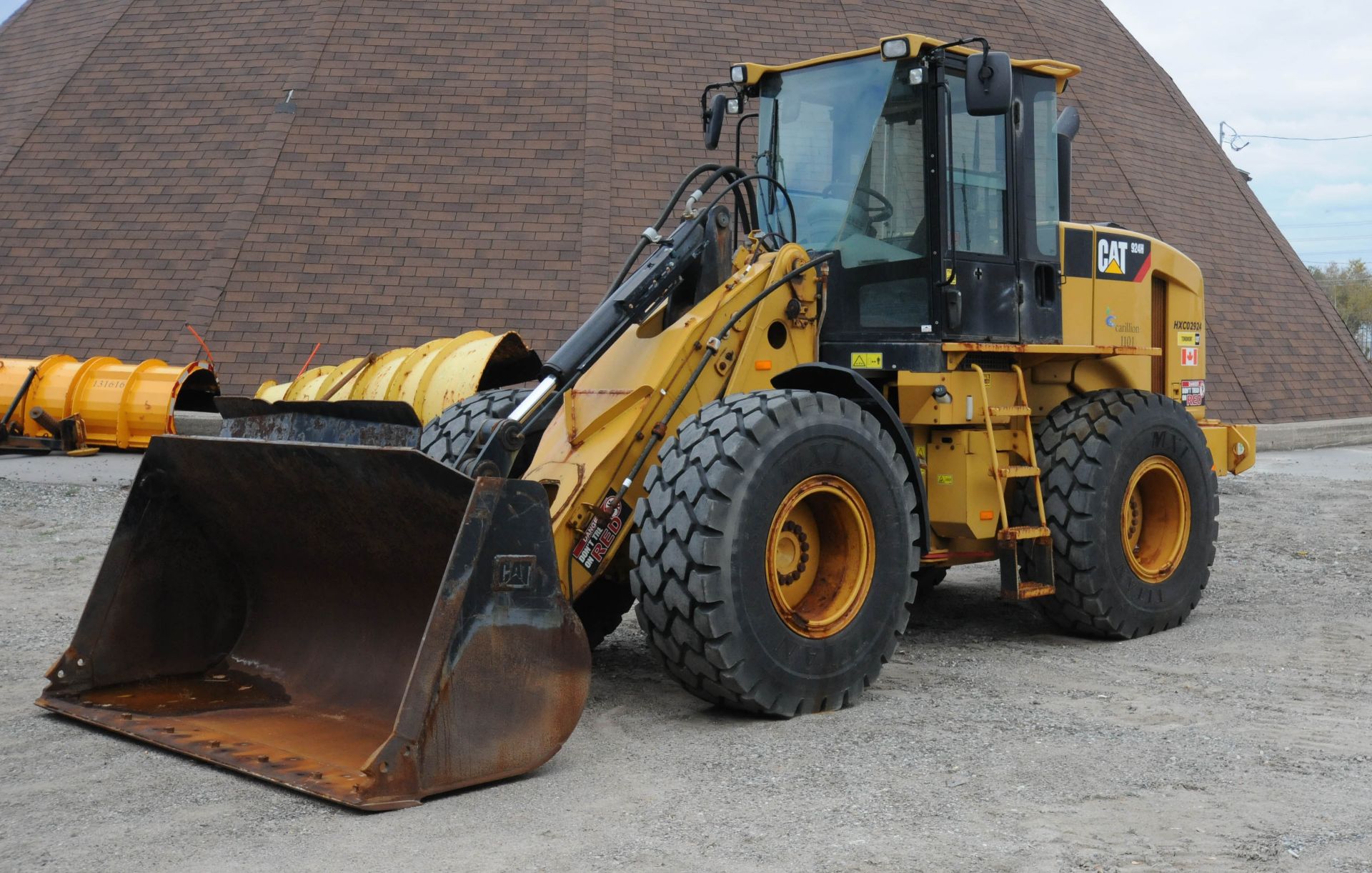 CATERPILLAR (2011) 924H ARTICULATING FRONT END WHEEL LOADER WITH CAT BUCKET ATTACHMENT, APPROX. 2, - Image 2 of 17