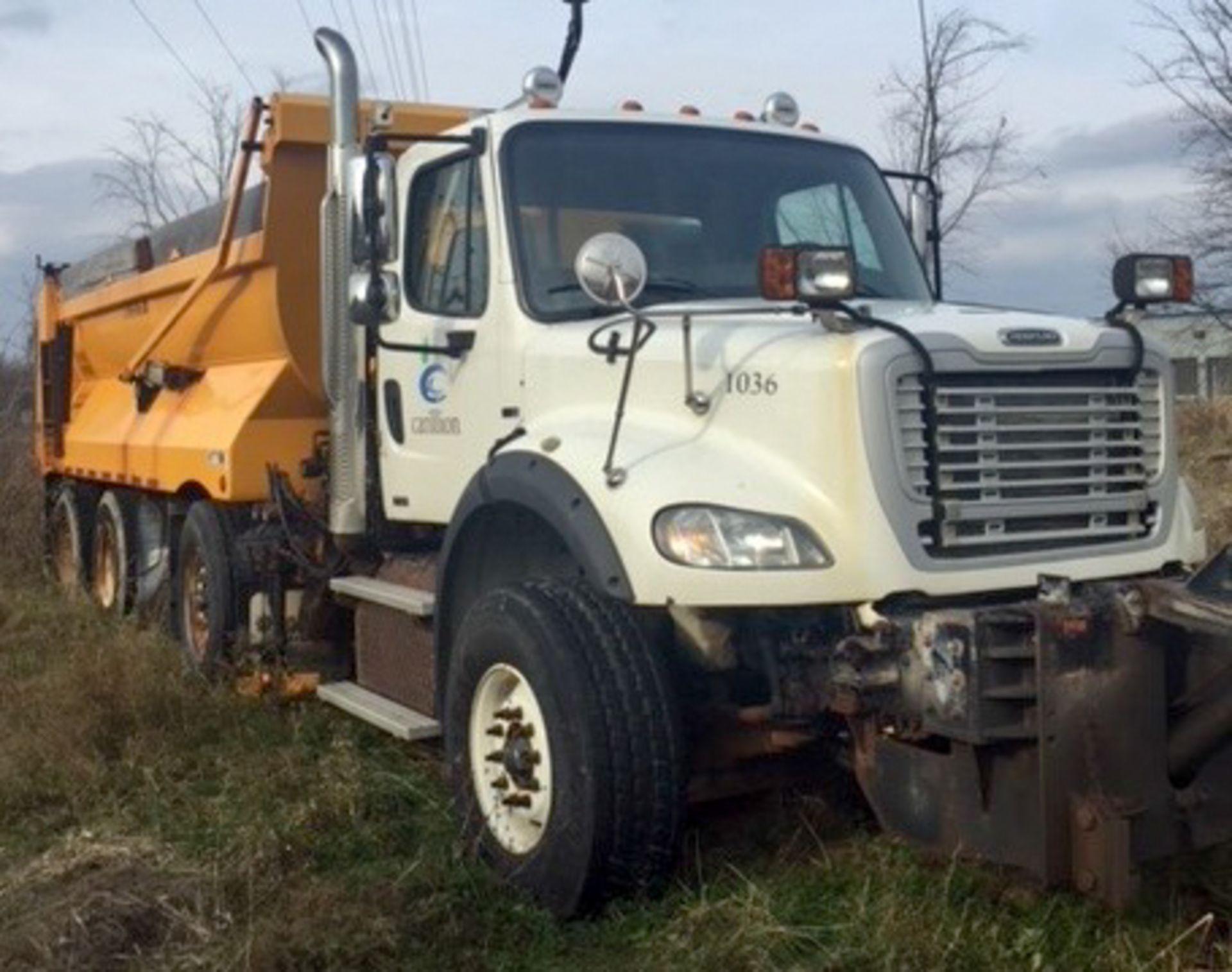 FREIGHTLINER (2012) M2 112V TRI AXLE PLOW TRUCK WITH 12.8L DETROIT DIESEL DD13 TURBO DIESEL - Image 3 of 5