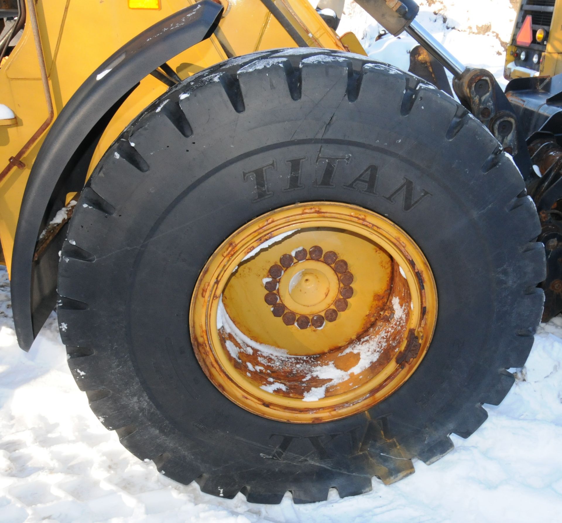 CATERPILLAR (2011) 924H ARTICULATING FRONT END WHEEL LOADER WITH CAT BUCKET ATTACHMENT, APPROX. 2, - Image 11 of 17