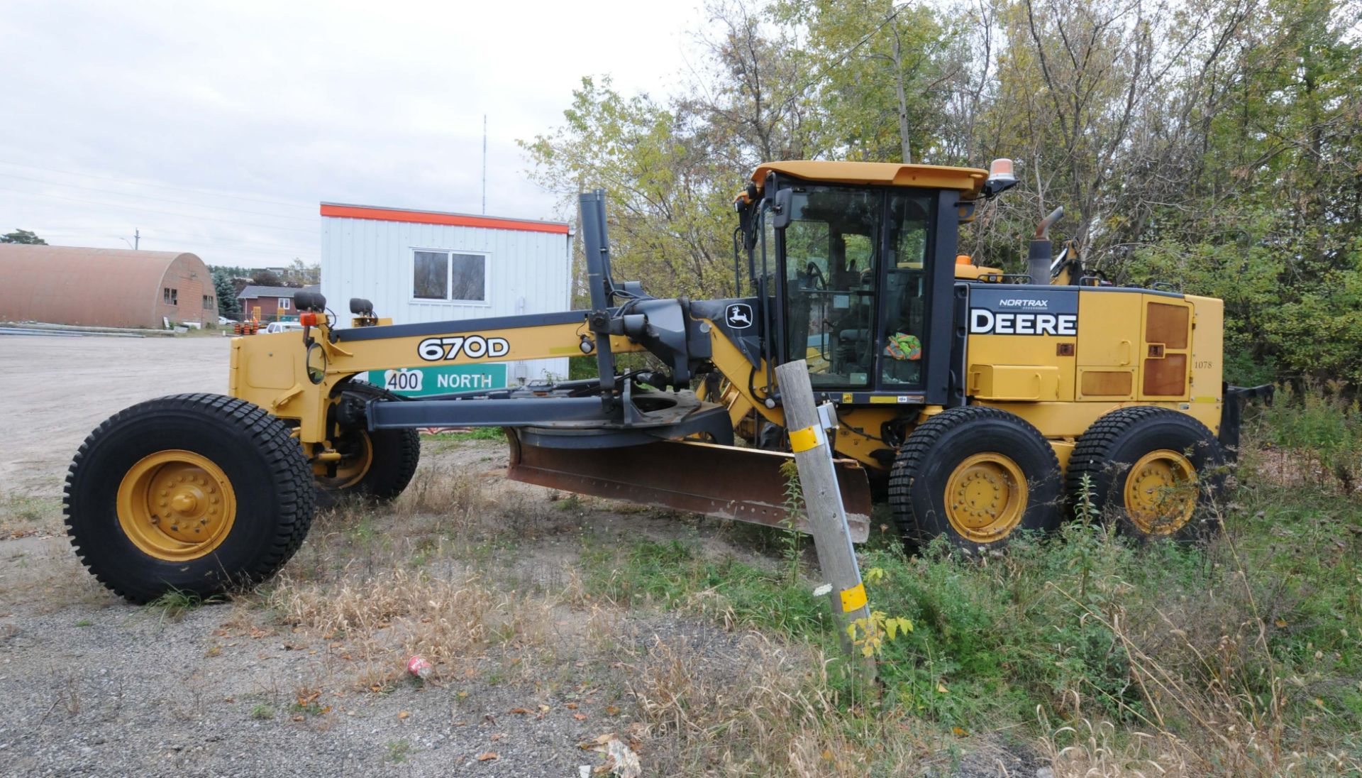 JOHN DEERE (DELIVERED BY NORTRAX IN 2012, MFG YEAR 2007) 670D MOTOR GRADER, APPROX. 1,910 HRS - Image 3 of 13