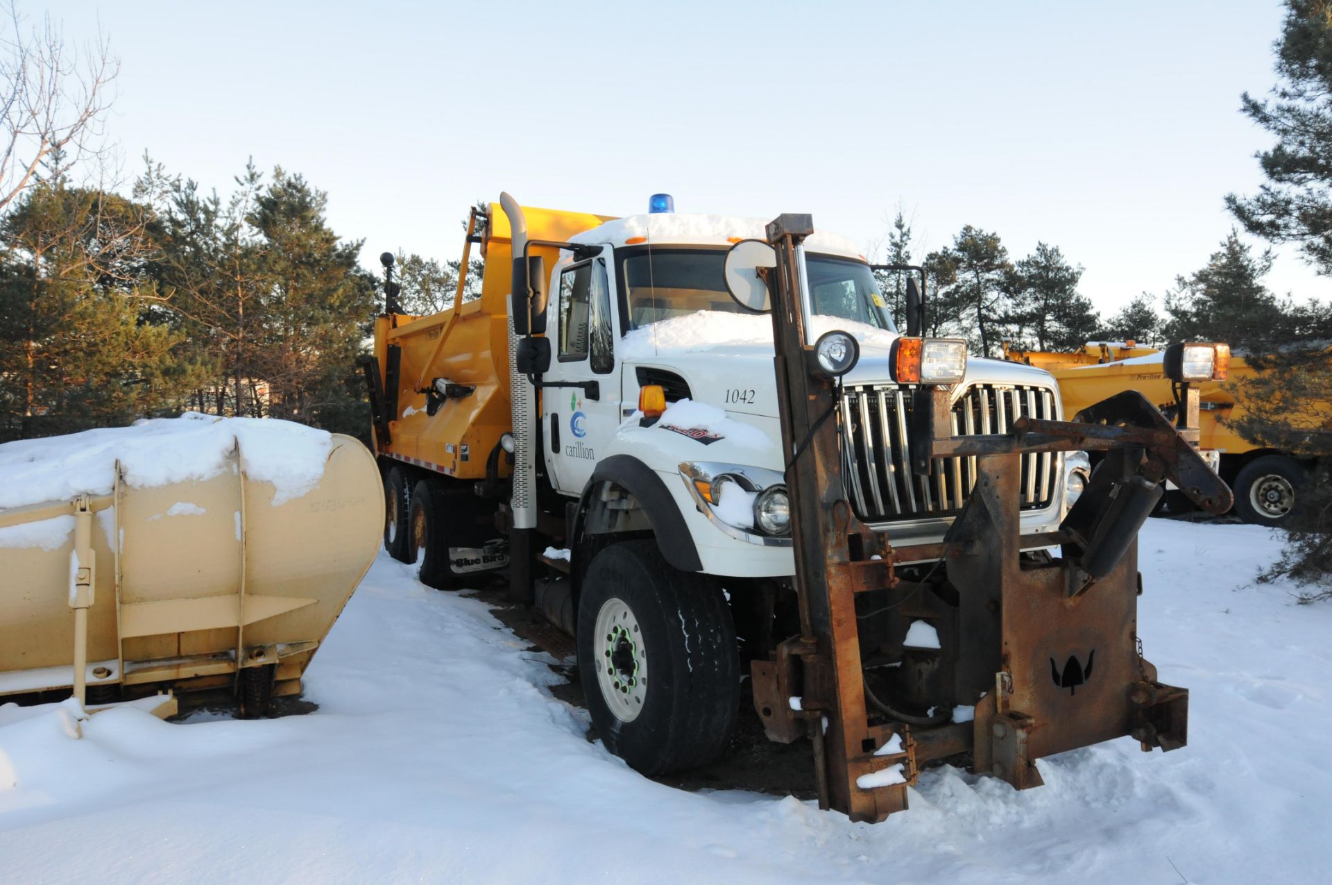 INTERNATIONAL (2012) WORKSTAR 7600 6X4 TANDEM AXLE PLOW TRUCK WITH 9.4L MAXXFORCE 9 TURBO DIESEL - Image 7 of 10