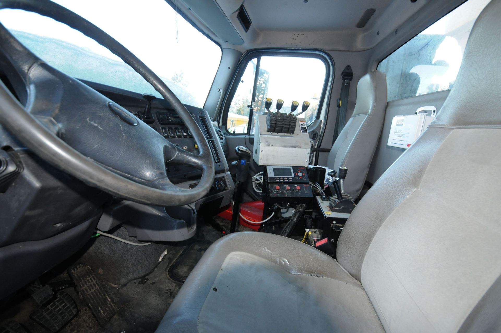 FREIGHTLINER (2012) M2 112V TRI AXLE PLOW TRUCK WITH 12.8L DETROIT DIESEL DD13 TURBO DIESEL - Image 8 of 10