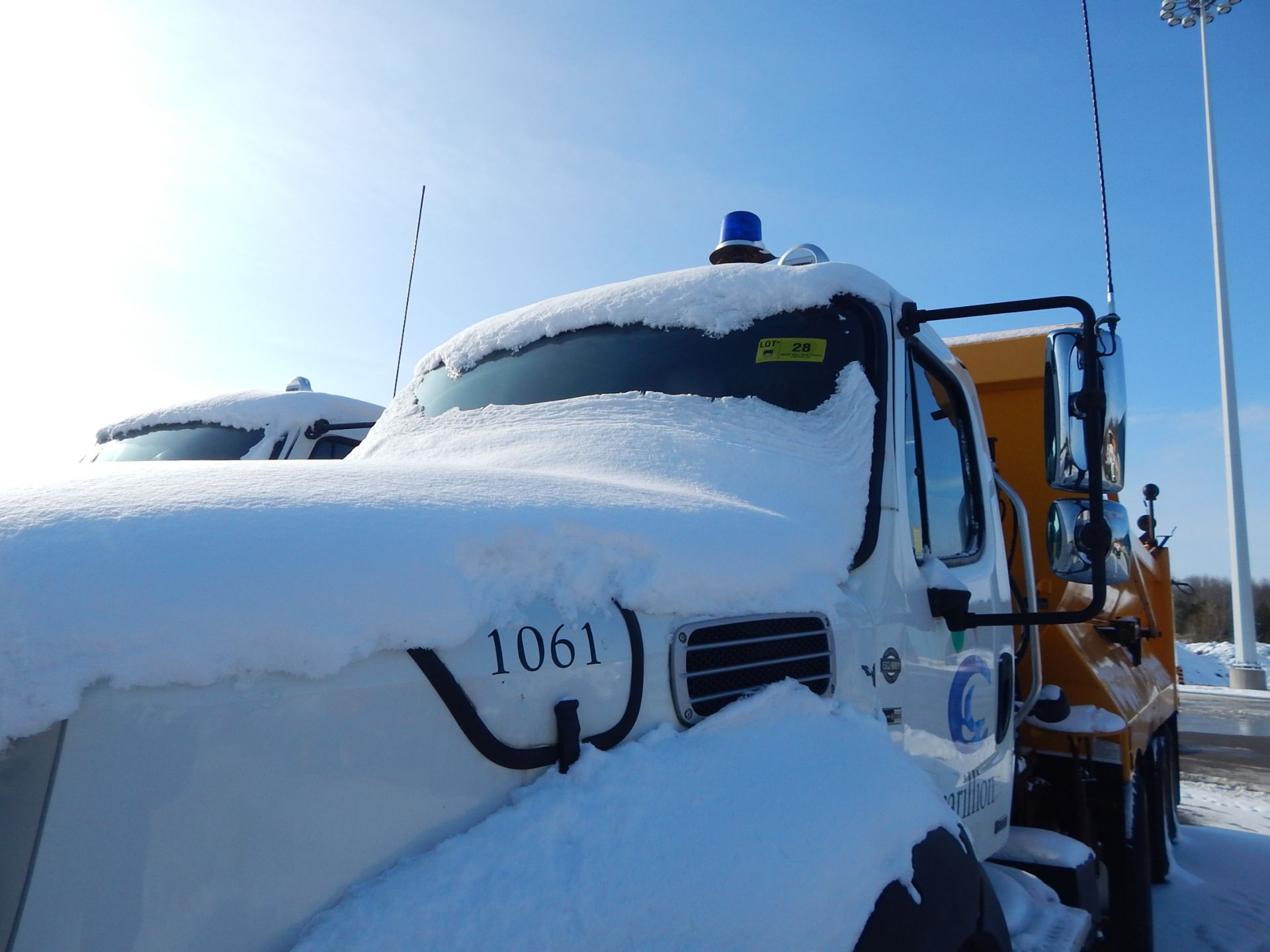 FREIGHTLINER (2012) M2 112V TRI AXLE PLOW TRUCK WITH 12.8L DETROIT DIESEL DD13 TURBO DIESEL - Image 2 of 5