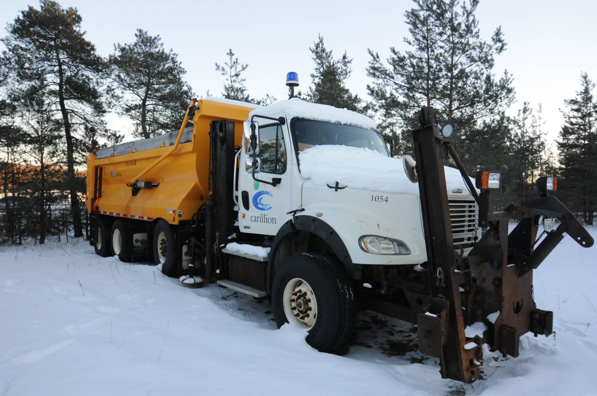 FREIGHTLINER (2012) M2 112V TRI AXLE PLOW TRUCK WITH 12.8L DETROIT DIESEL DD13 TURBO DIESEL - Image 3 of 10