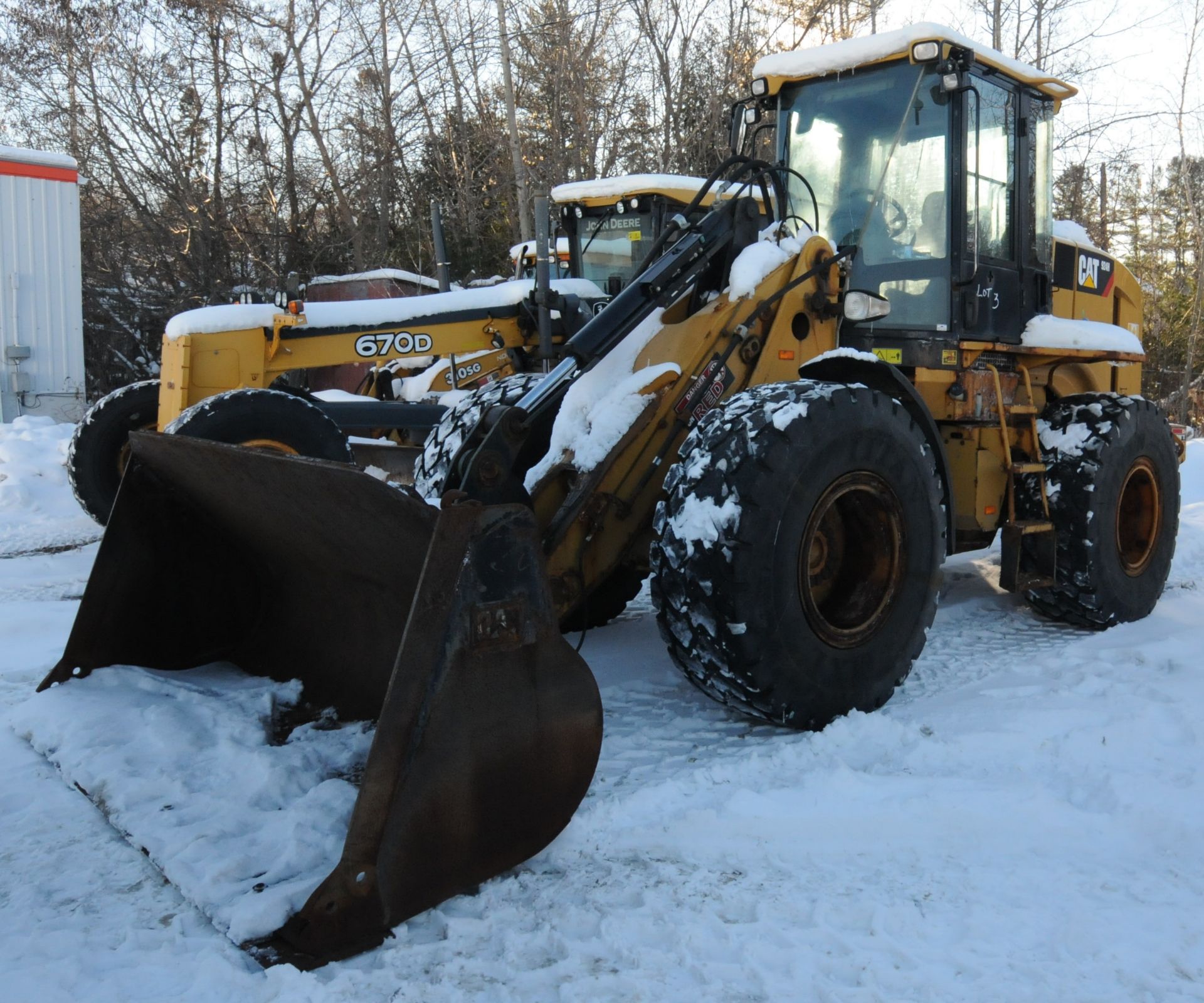 CATERPILLAR (2011) 924H ARTICULATING FRONT END WHEEL LOADER WITH CAT FORK ATTACHMENT, APPROX. 7, - Image 5 of 18