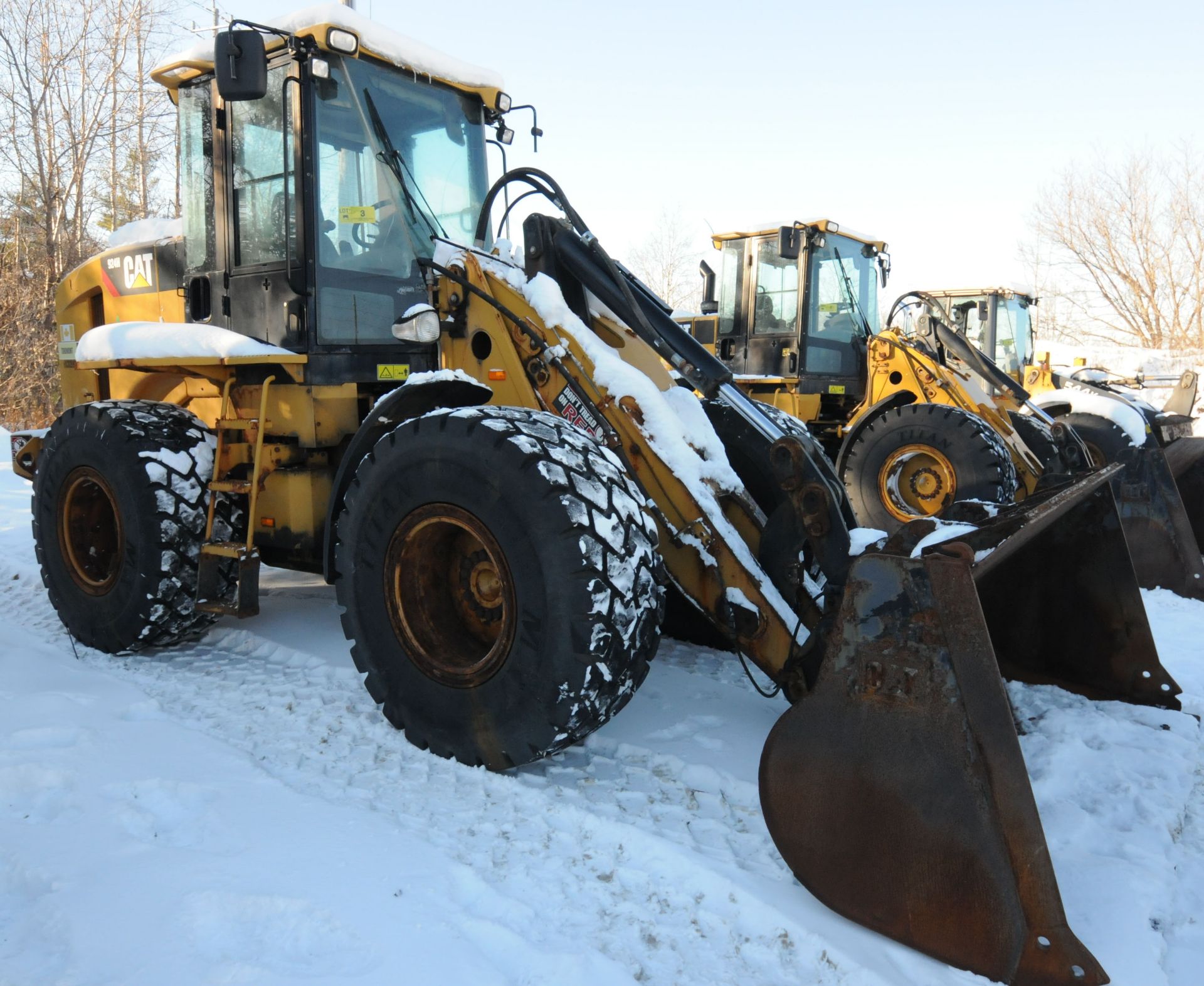 CATERPILLAR (2011) 924H ARTICULATING FRONT END WHEEL LOADER WITH CAT FORK ATTACHMENT, APPROX. 7, - Image 3 of 18