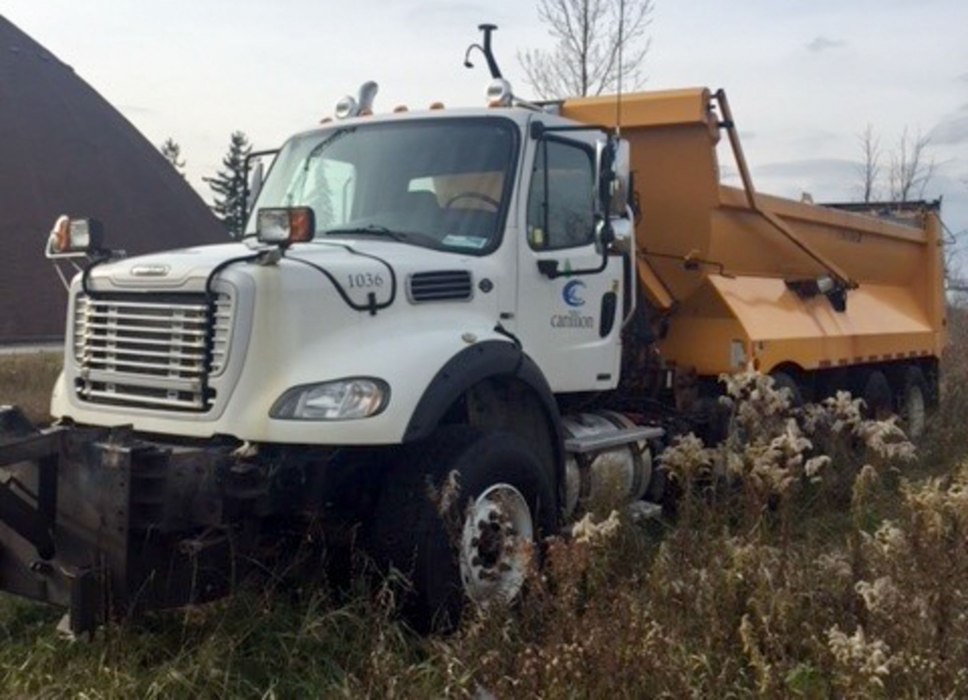 FREIGHTLINER (2012) M2 112V TRI AXLE PLOW TRUCK WITH 12.8L DETROIT DIESEL DD13 TURBO DIESEL - Image 2 of 5