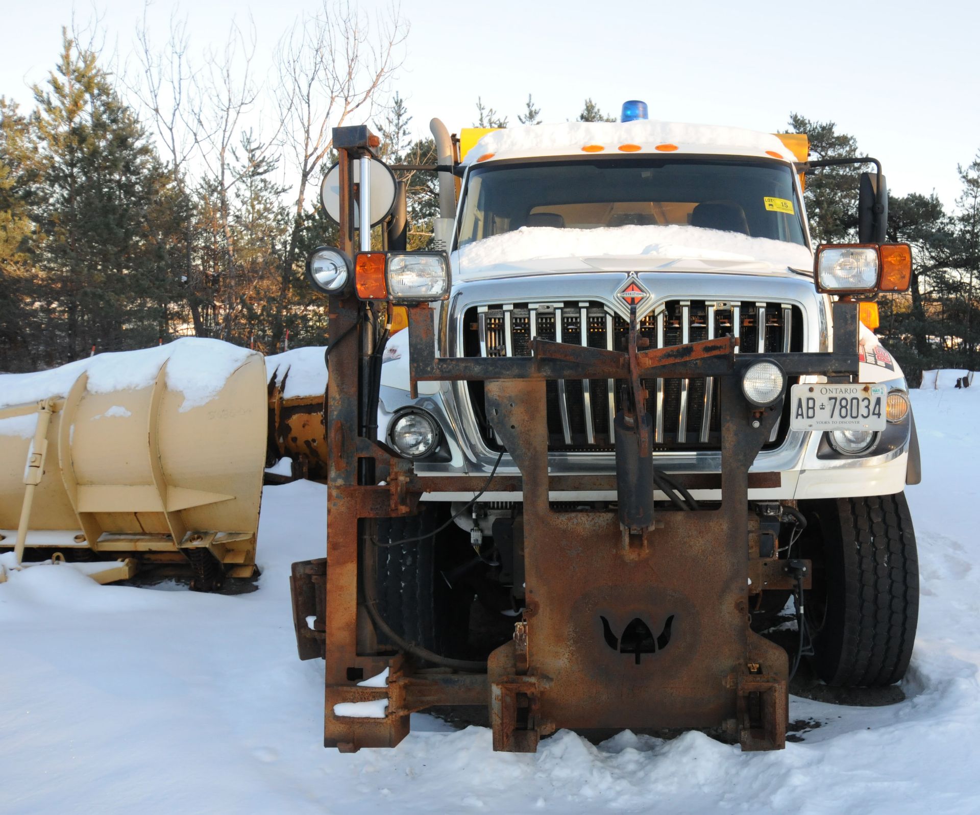 INTERNATIONAL (2012) WORKSTAR 7600 6X4 TANDEM AXLE PLOW TRUCK WITH 9.4L MAXXFORCE 9 TURBO DIESEL - Image 6 of 10