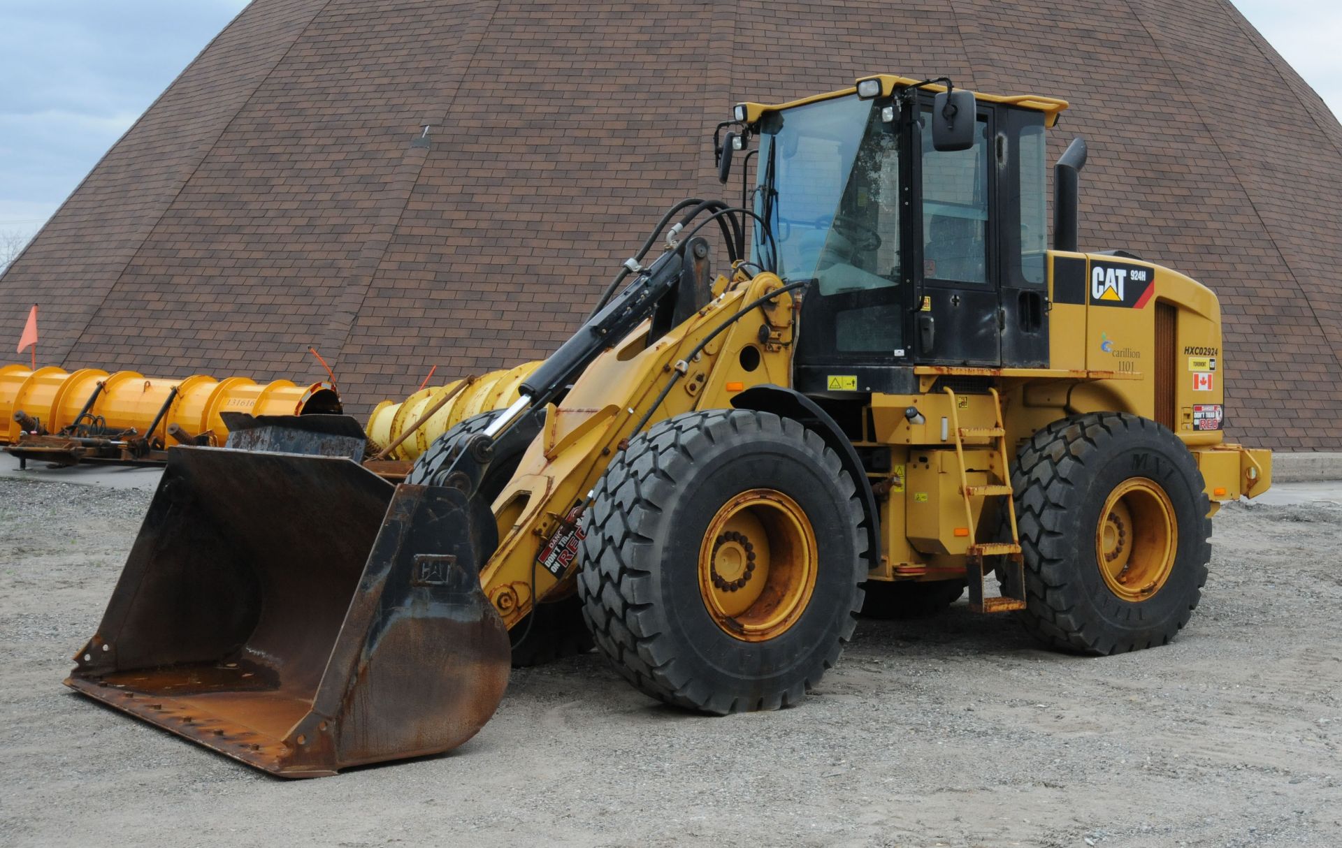 CATERPILLAR (2011) 924H ARTICULATING FRONT END WHEEL LOADER WITH CAT BUCKET ATTACHMENT, APPROX. 2,