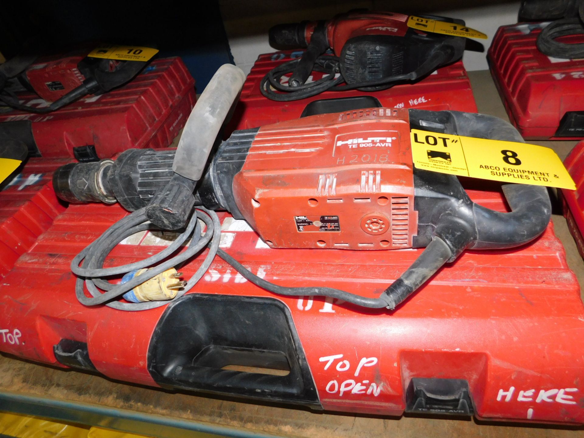 HILTI TE-905-AVR DEMOLITION HAMMER WITH CASE