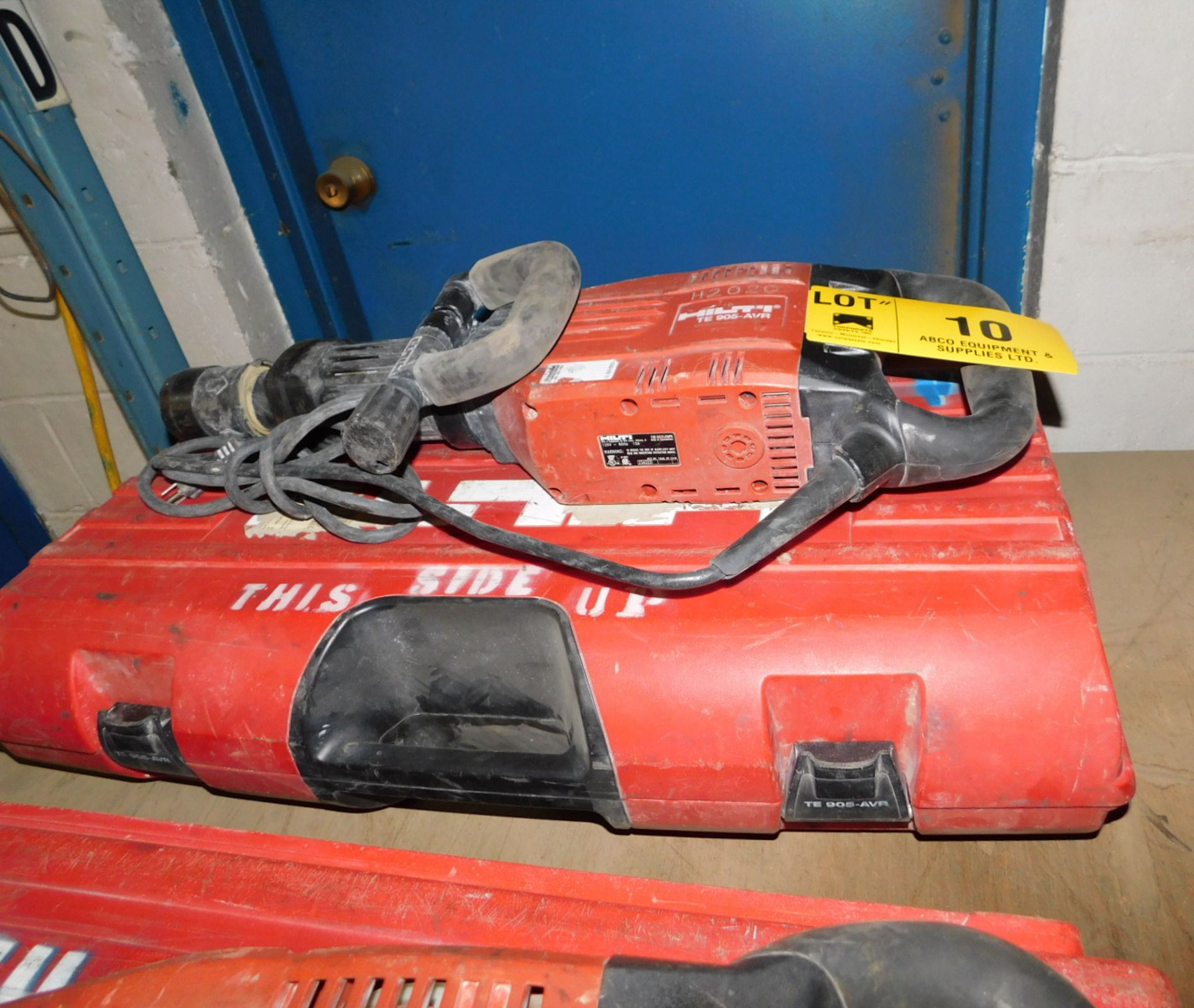 HILTI TE-905-AVR DEMOLITION HAMMER WITH CASE