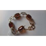 8K gold and amber-coloured bracelet having four double-oval gold links,