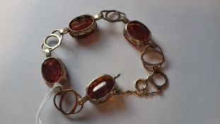 8K gold and amber-coloured bracelet having four double-oval gold links,