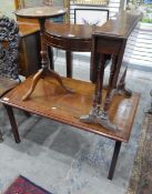 Small Edwardian Sutherland table with cross-banded decoration and turned supports,