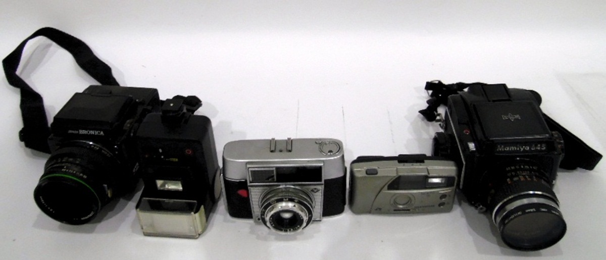 Quantity of cameras and accessories including a Zenza Bronika camera (no.8183649) with 1:2.