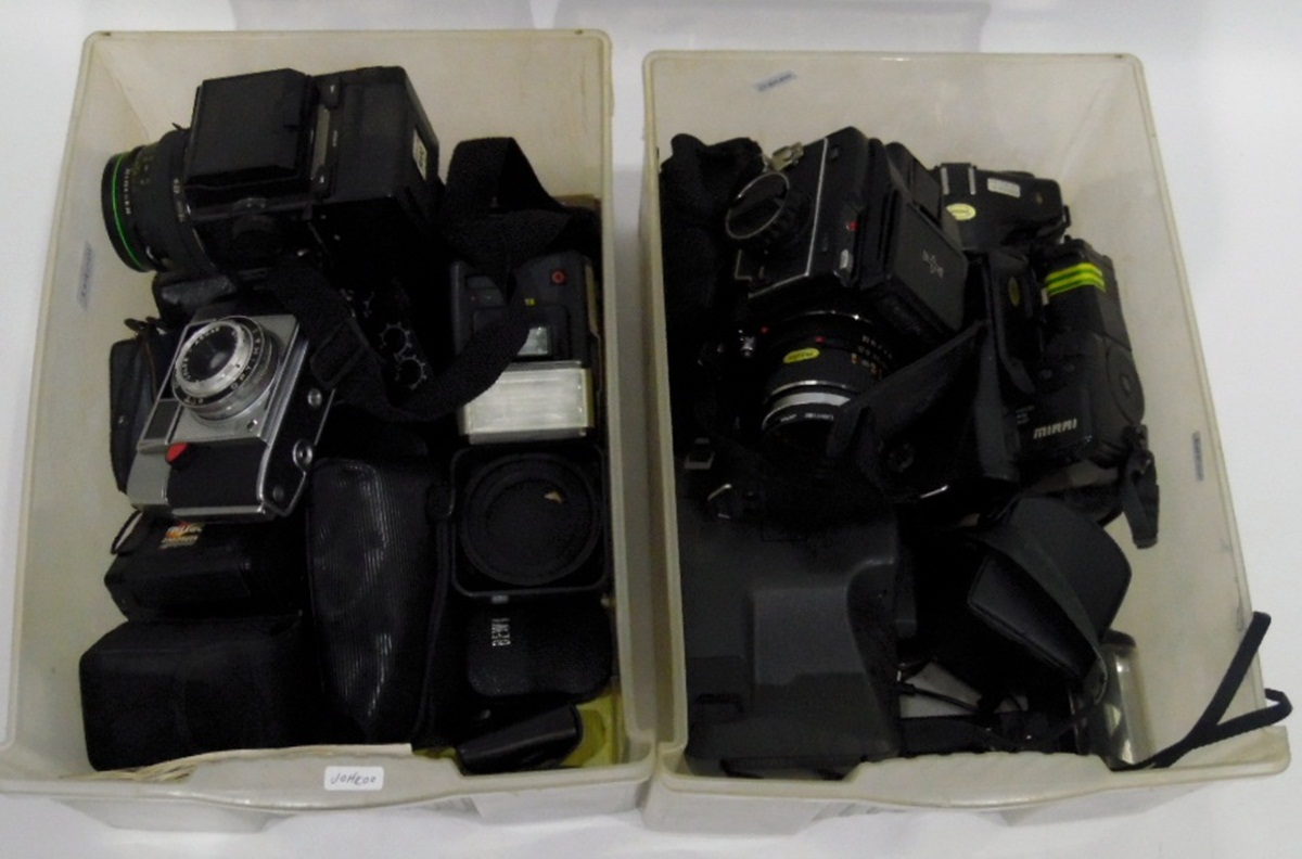 Quantity of cameras and accessories including a Zenza Bronika camera (no.8183649) with 1:2. - Image 2 of 2